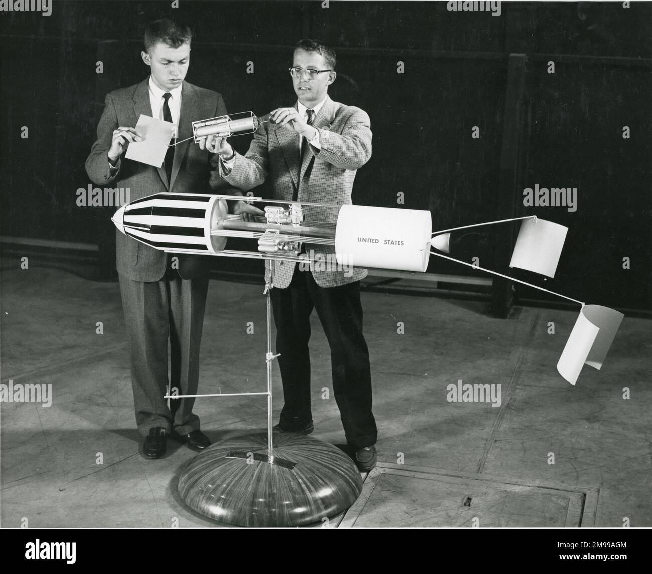 Die Ingenieure der Boeing Airplane Company Gary Graham, Left und Peter Downey untersuchten Segmente eines Modells einer bemannten Orbitalforschungsstation, die Boeing am 3. September 1959 erstmals veröffentlicht hatte. Das Modell wurde auf der Air Force Association 1959 National Convention und Aero Space Panorama in Miami Beach ausgestellt. Stockfoto