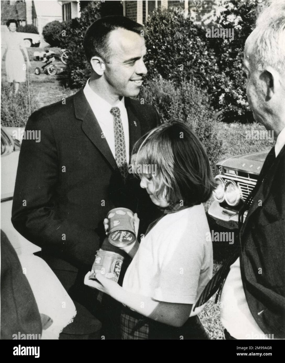 Der erste Amerikaner im Weltraum, Commander Alan B. Shepard Jr, wird von seiner Tochter Juliana, 9, bei seiner Rückkehr nach Hause in Virginia Beach, Virginia, am 9. Mai 1961 begrüßt, nach seinem erfolgreichen 302mile suborbitalen lob am 5. Mai. Sein Vater, Alan B. Shepard SR, sieht rechts aus. Stockfoto