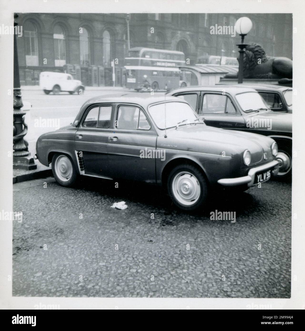 Ein reizender Renault Dauphine aus dem späten 1950er. Jahrhundert parkt vor der St George's Hall, Liverpool in der Lime Street. Stockfoto