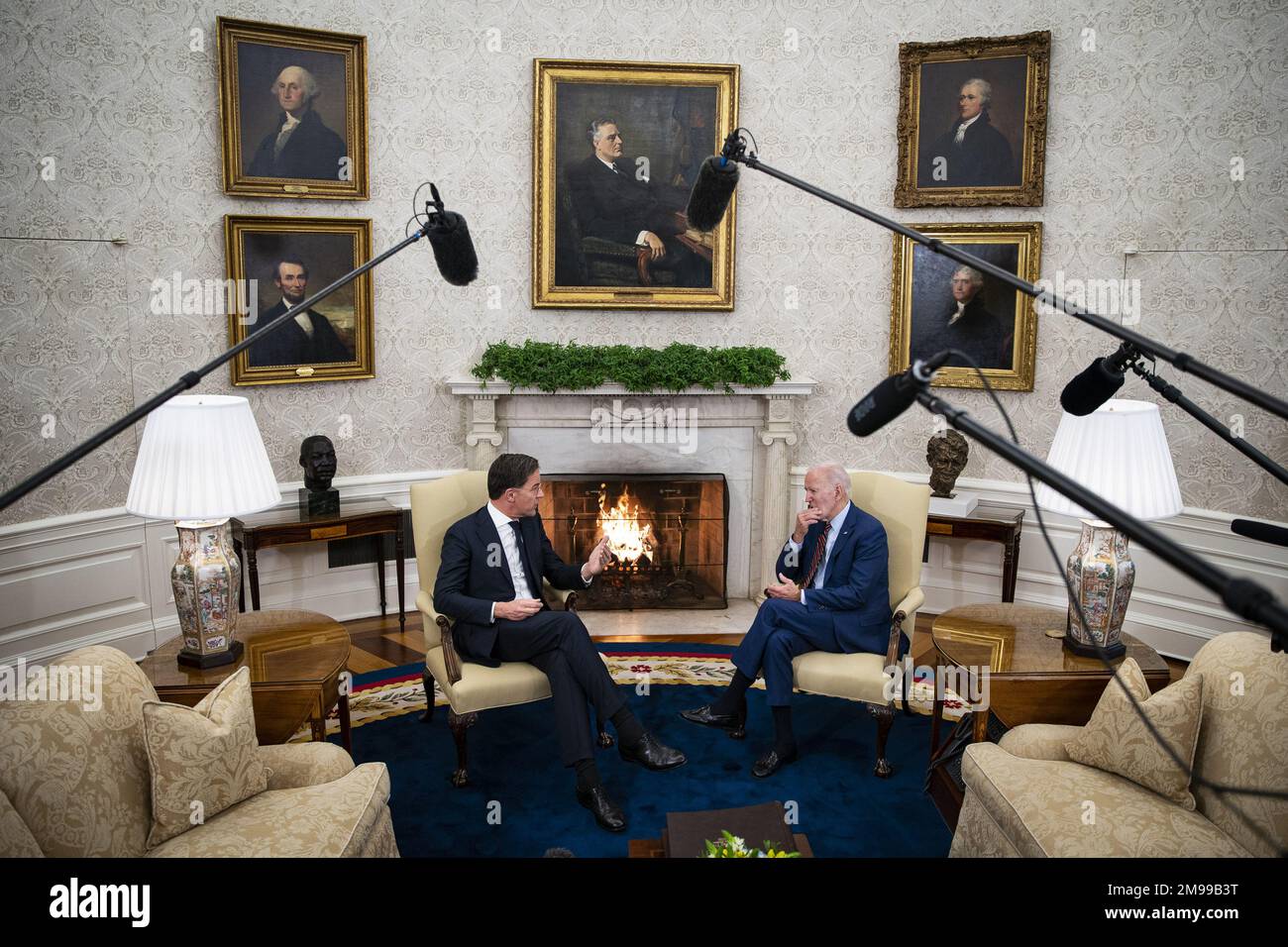 Washington, Usa. 17. Januar 2023. US-Präsident Joe Biden trifft am Dienstag, den 17. Januar 2023, den niederländischen Premierminister Mark Rutte im Oval Office des Weißen Hauses in Washington, DC. Biden wird die Zusammenarbeit bei der Beschränkung des Zugangs Chinas zur Halbleitertechnologie bei mehreren Besuchen von japanischen und niederländischen Führern in Washington erörtern. Foto Al Drago/UPI Kredit: UPI/Alamy Live News Stockfoto