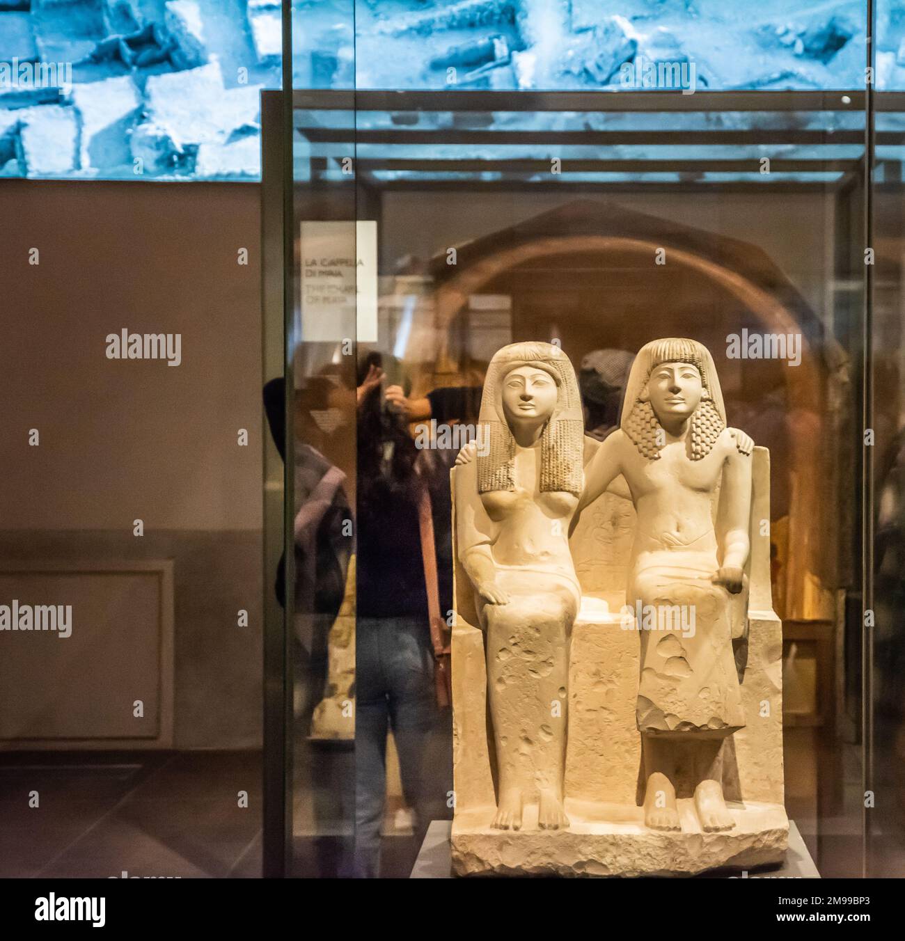 Antike römische Statue von Pendua und seiner Frau Nefertari, Kalkstein, Neues Königreich, 19. Dynastie, (1292-1186 v. Chr.) - Ägyptisches Museum Turin, Piemont, Italien Stockfoto