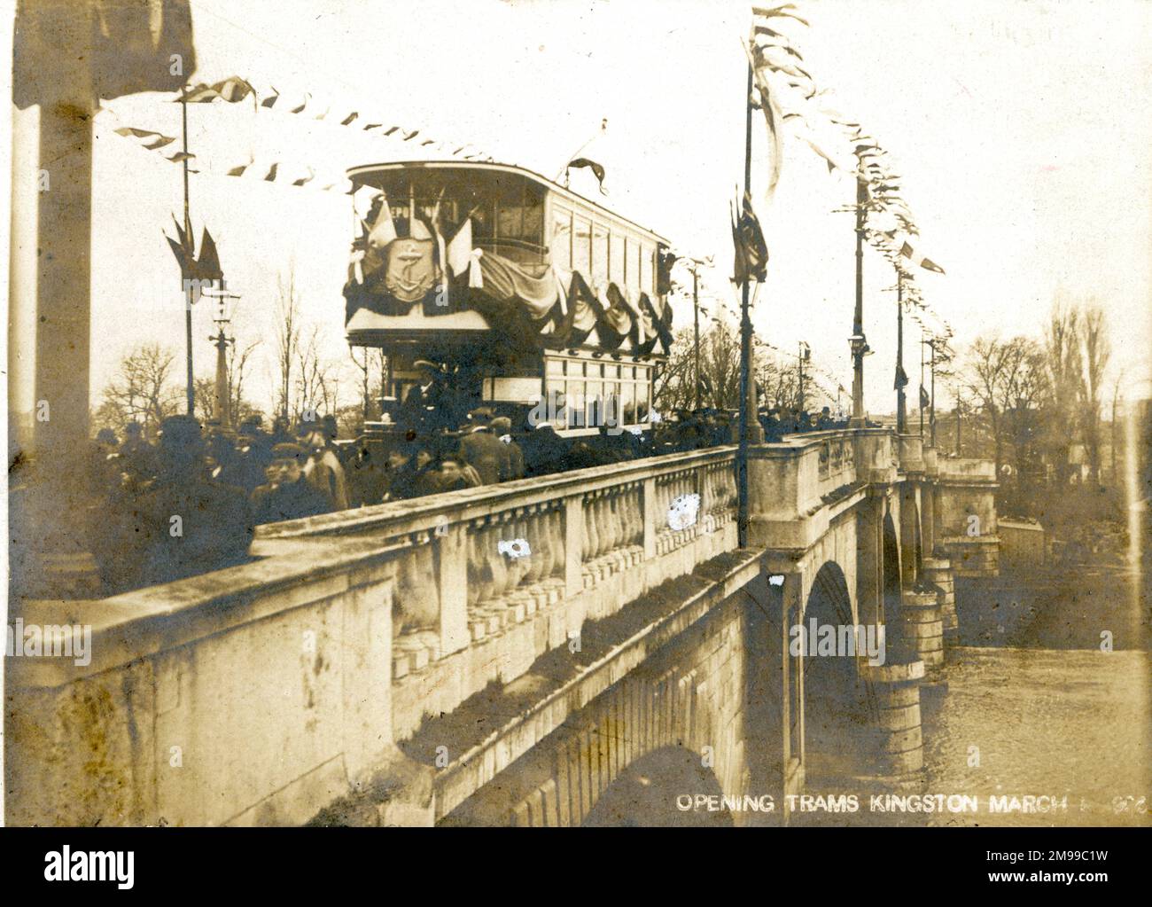 Erste elektrische Straßenbahn auf der Kingston Bridge, Surrey. Stockfoto