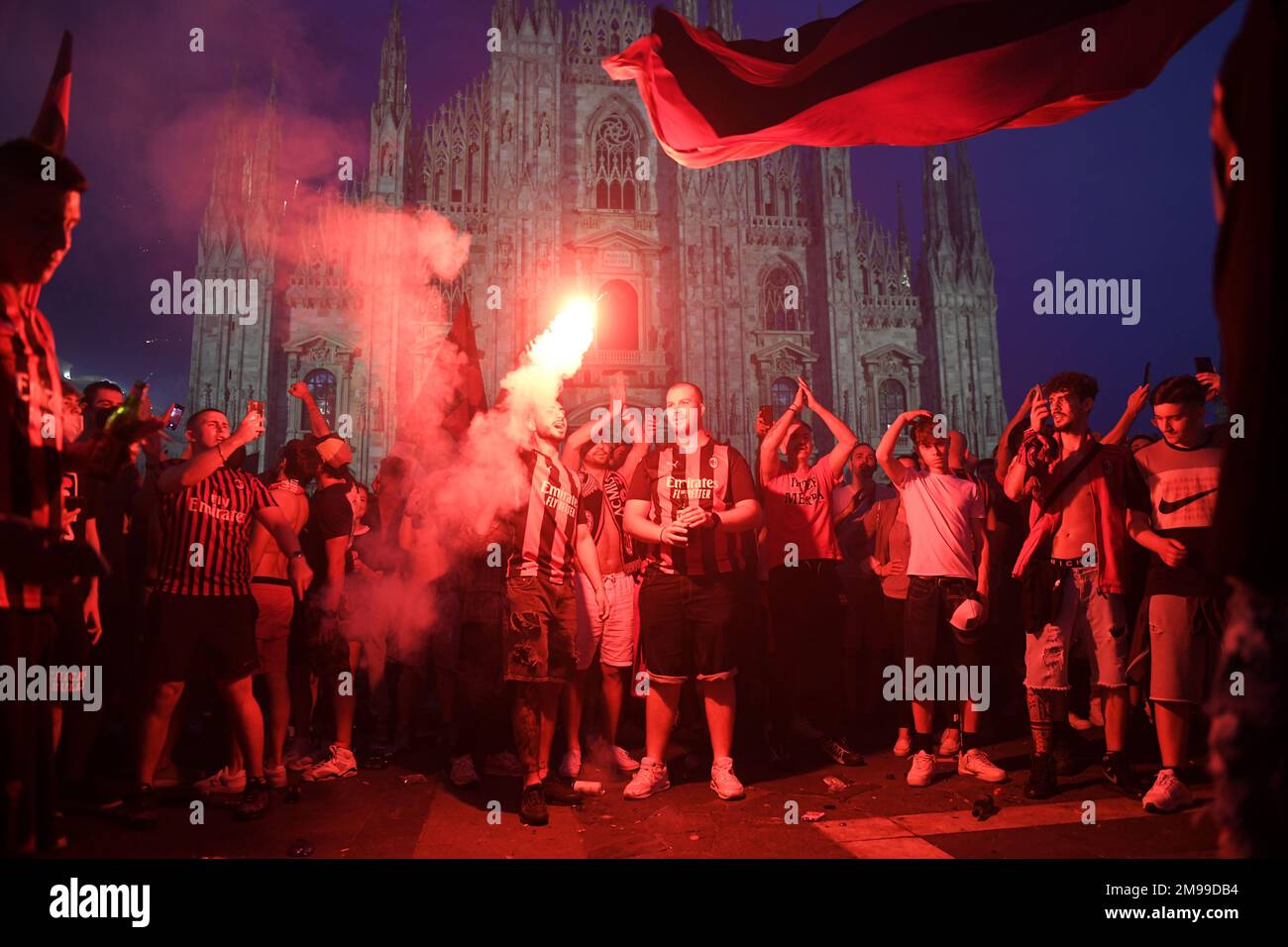 Mailand-Italien 22. Mai 2022: Die Fußballfans des AC Mailand feiern nach dem Sieg der italienischen Fußballliga Serie A auf dem Platz des Duomo Stockfoto