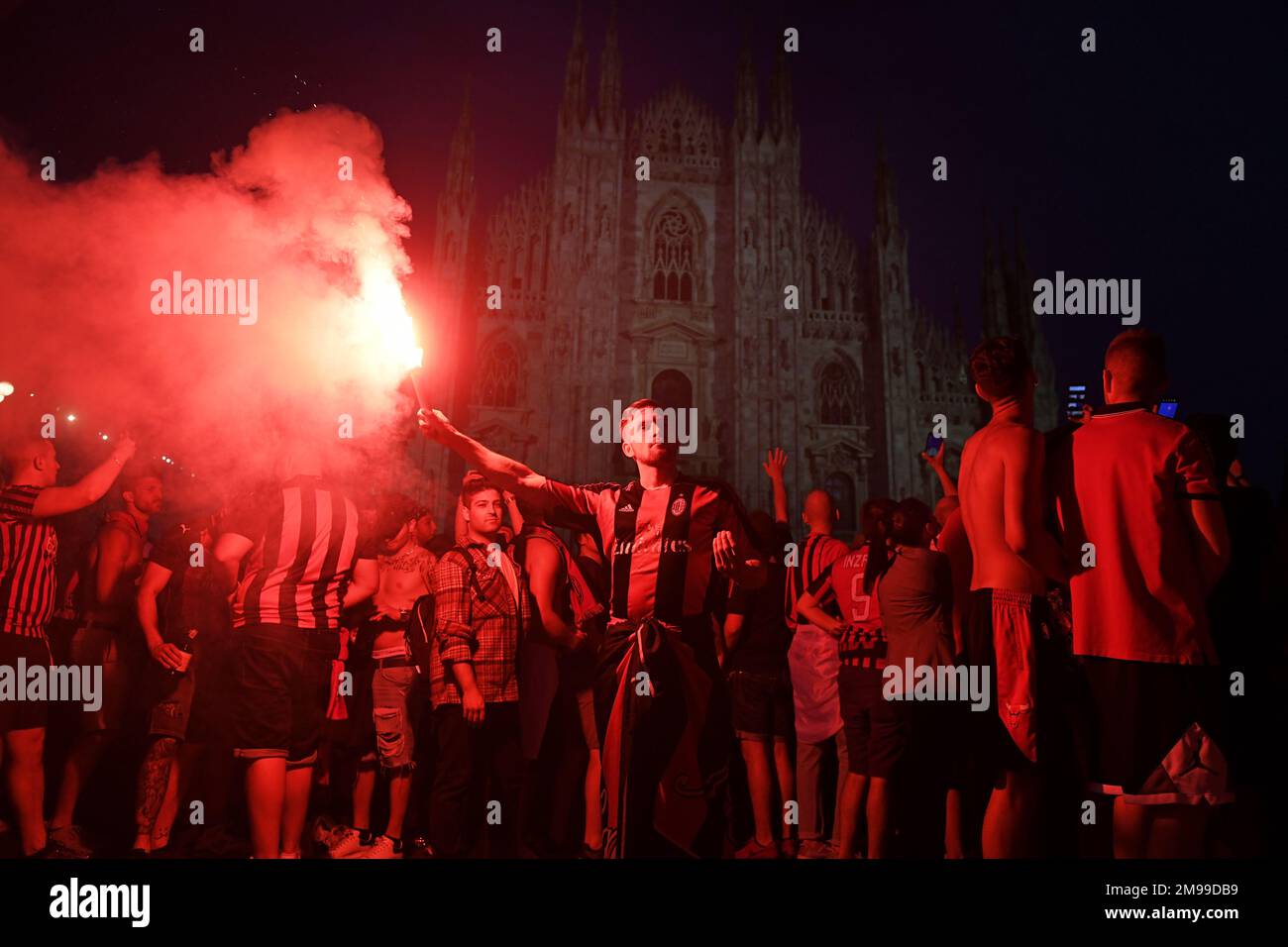 Mailand-Italien 22. Mai 2022: Die Fußballfans des AC Mailand feiern nach dem Sieg der italienischen Fußballliga Serie A auf dem Platz des Duomo Stockfoto