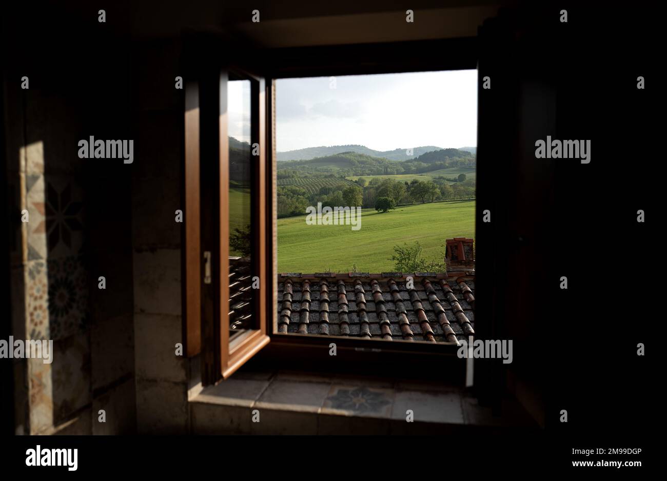 Fenster auf den grünen Casentino-Bergen in der Toskana, Italien Stockfoto