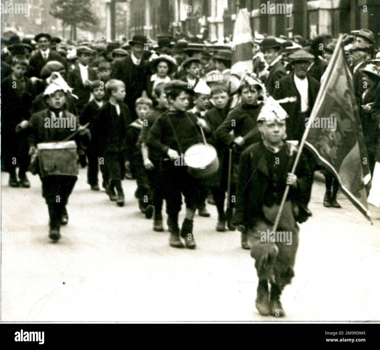 Ruft die Reserven, Jungs, die in Whitehall, London (Biscuit Tin Band), am 5. August 1914, zu Beginn des Ersten Weltkriegs, aufmarschieren. Stockfoto