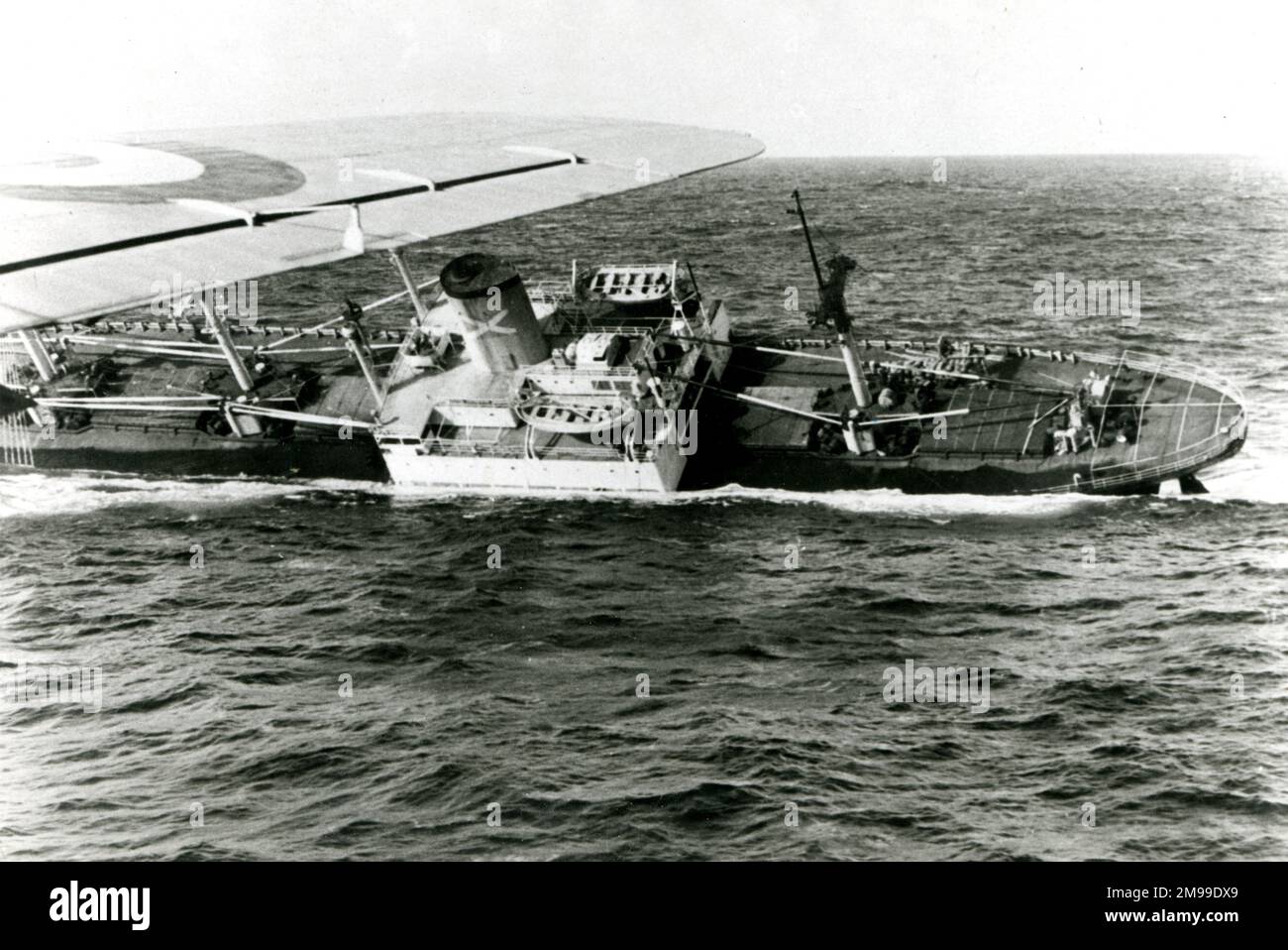 SS Flying Enterprise, ein beschädigtes Schiff auf See, das schließlich sank, war Kapitän Kurt Carlsen fünf Nächte allein an Bord. Stockfoto