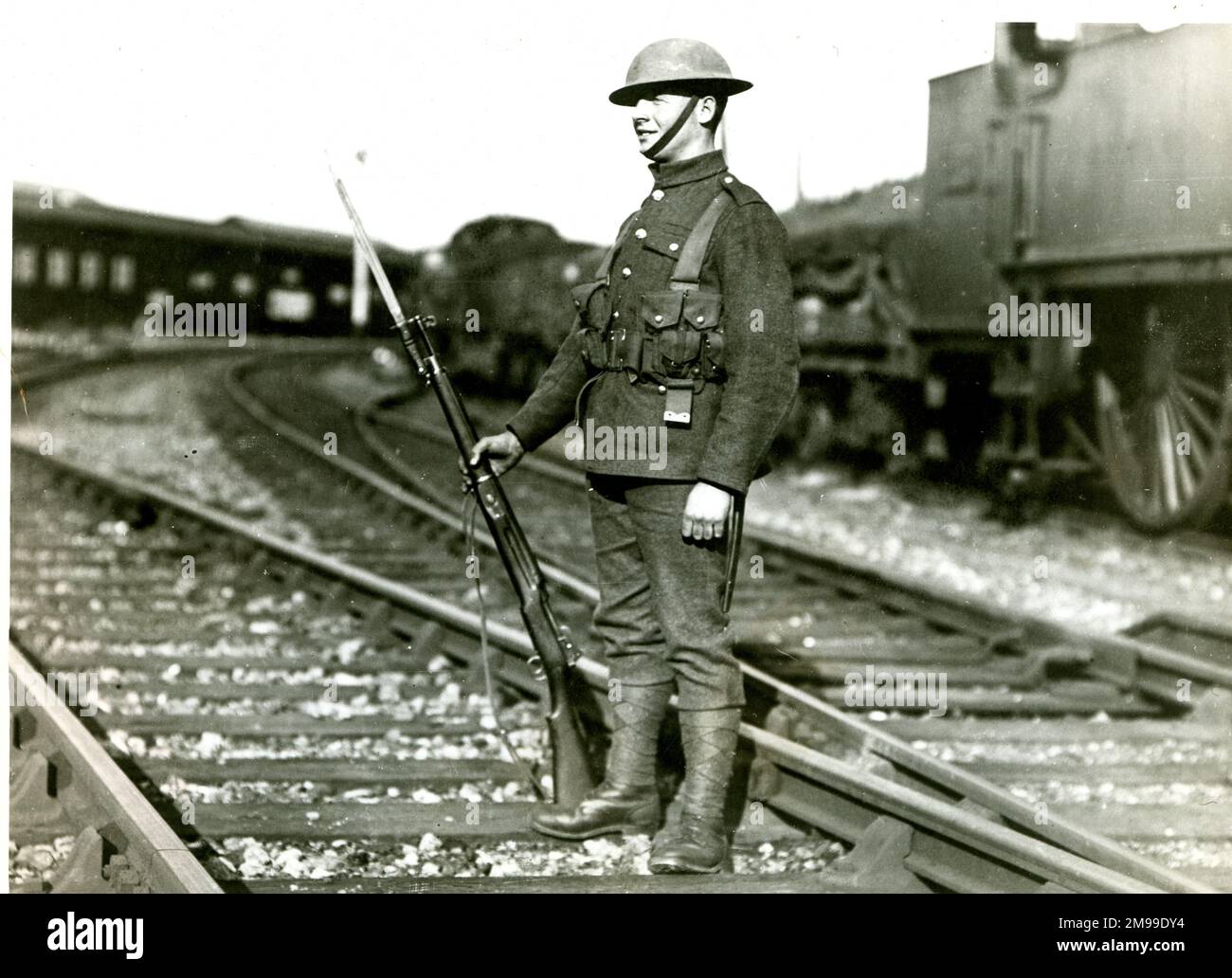 Soldat bewacht die GWR-Eisenbahnlinie in Slough, 30. September 1919. Stockfoto