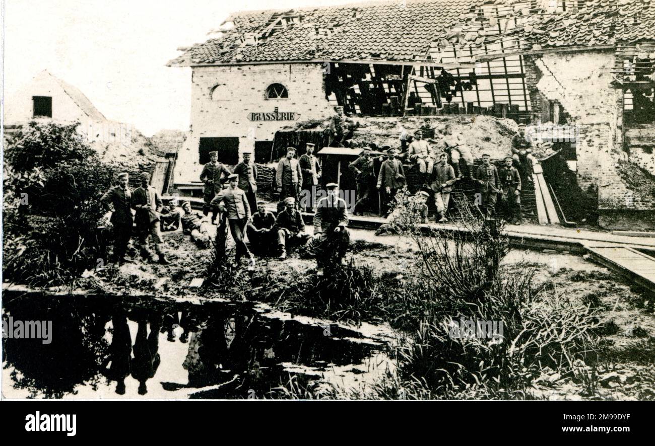 Deutsche Soldaten wurden am 1916. Februar mitten im Ersten Weltkrieg hinter den Linien von Verdun, Nordfrankreich, stationiert. Stockfoto