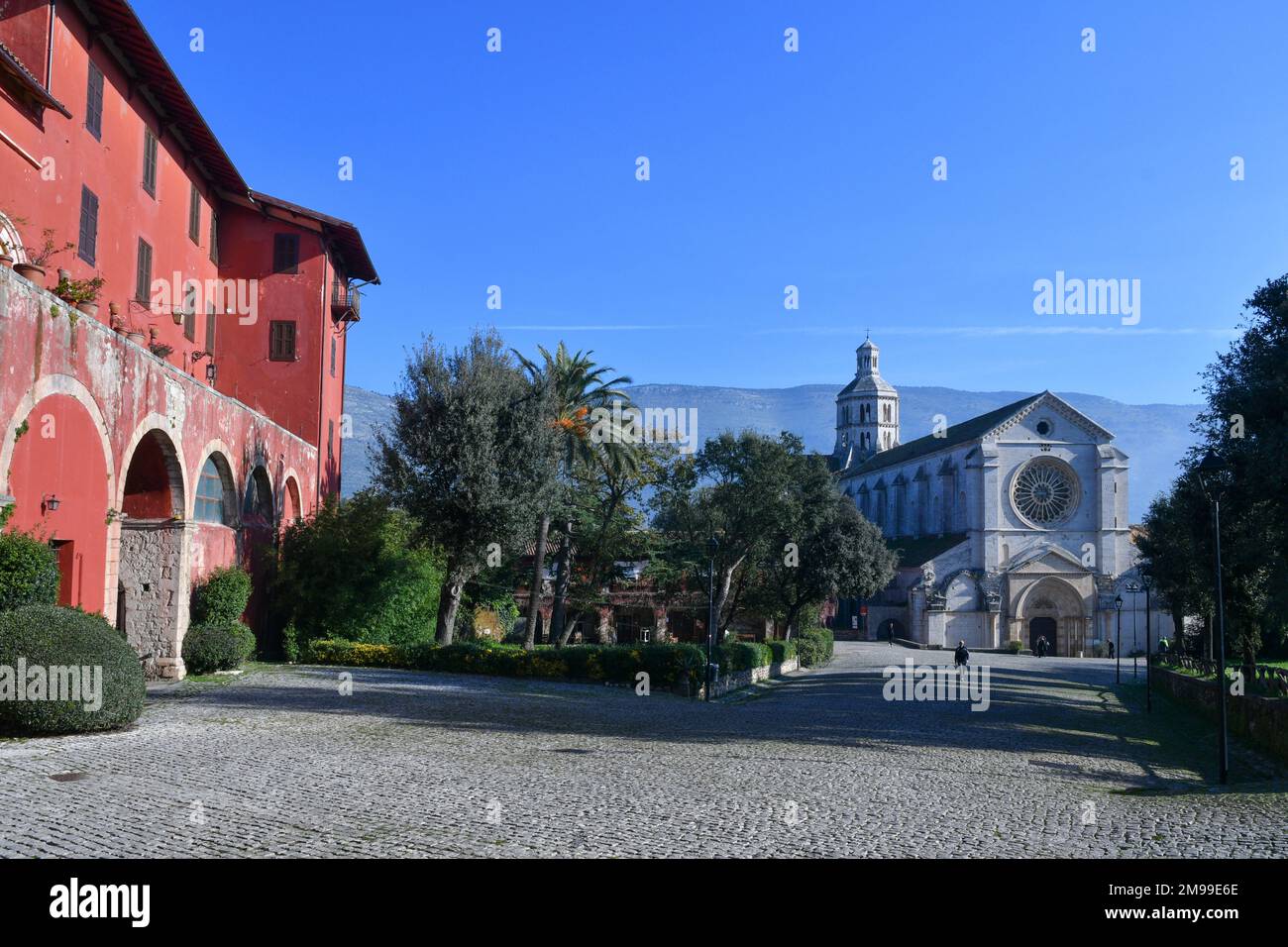 Außenansicht der alten Abtei Fossanova. Es befindet sich in Italien in der Region Latium, nicht weit von Rom entfernt. Stockfoto