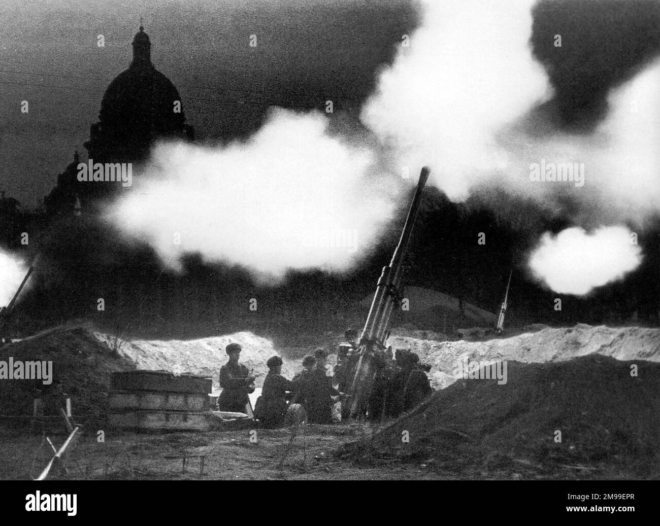 Die Belagerung von Leningrad. Das Feuer von Flugabwehrwaffen wurde in der Nachbarschaft von St. Isaakskathedrale zur Verteidigung Leningrads im November 1941. Stockfoto