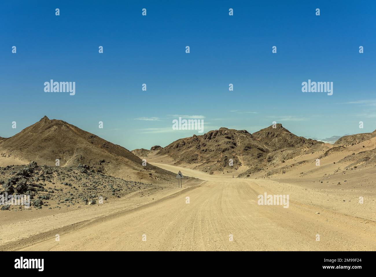 Sandstraße durch die Mondlandschaft in der Nähe von Swakopmund, Namibia Stockfoto