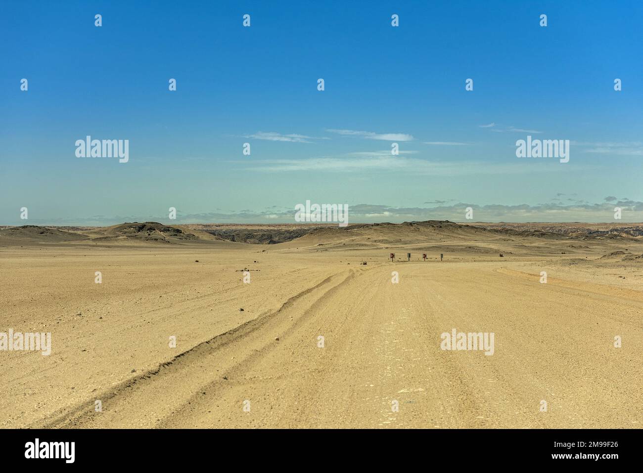 Sandstraße durch die Mondlandschaft in der Nähe von Swakopmund, Namibia Stockfoto