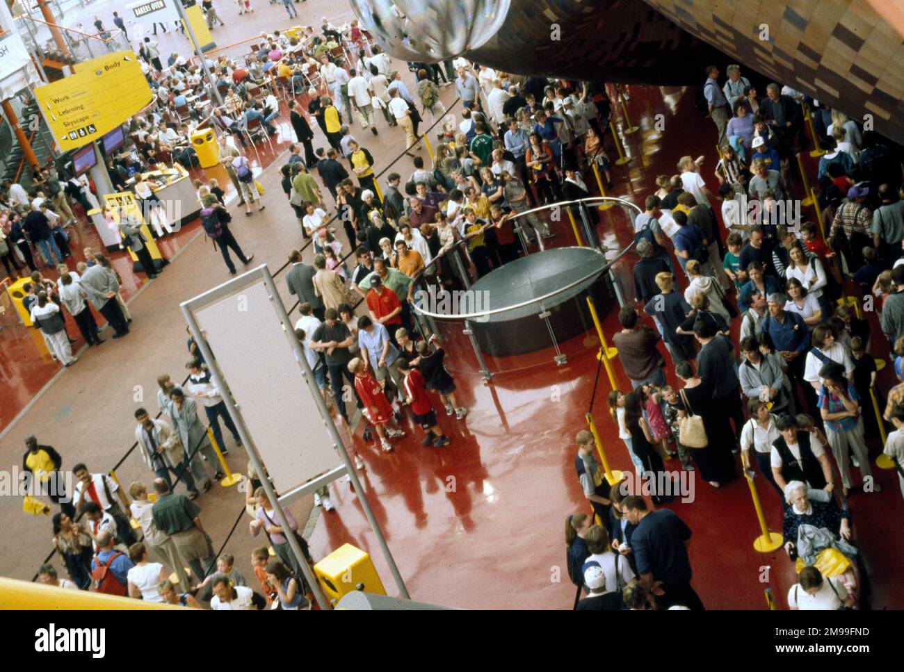 Besuchermassen im Millennium Dome, Greenwich Stockfoto