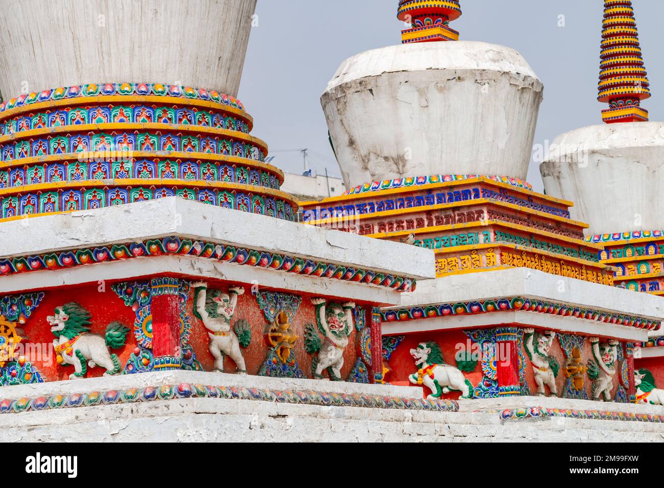 Farbenfrohe Gemälde auf einem tibetischen Stupa im malerischen Kumbum Champa Ling Kloster in der Nähe von Xining, China Stockfoto