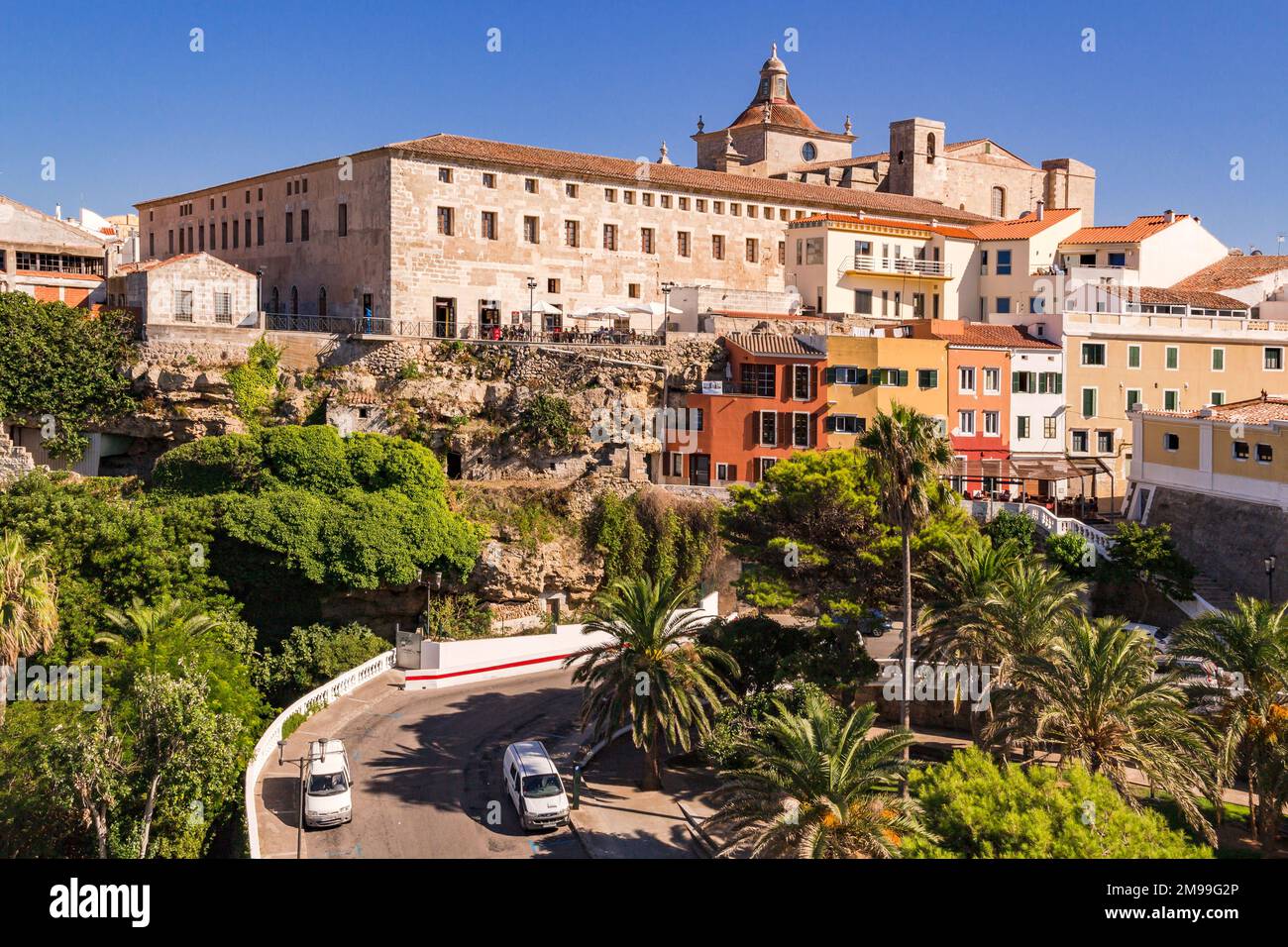 Farbenfrohe Aussicht auf die Altstadt am Plaza Espanya von Mao, Menorca, Balearen, Spanien Stockfoto