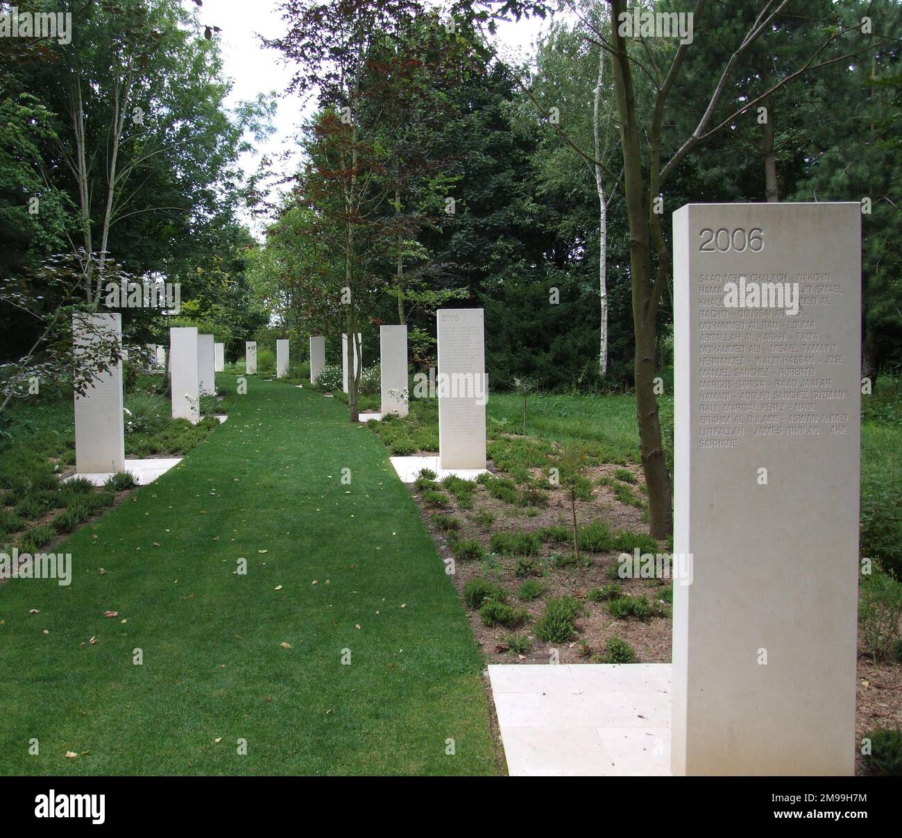 Über 2.000 Namen von Reportern und Fotografen, die 1944 auf Schlachtfeldern weltweit getötet wurden, werden auf aufrechten Steinplatten aufgezeichnet. Der Garten wurde von Reportern ohne Grenzen und Bayeux finanziert. Direkt vor dem Hotel befindet sich eine Gedenkstätte für den Fotografen Robert Capa. Stockfoto