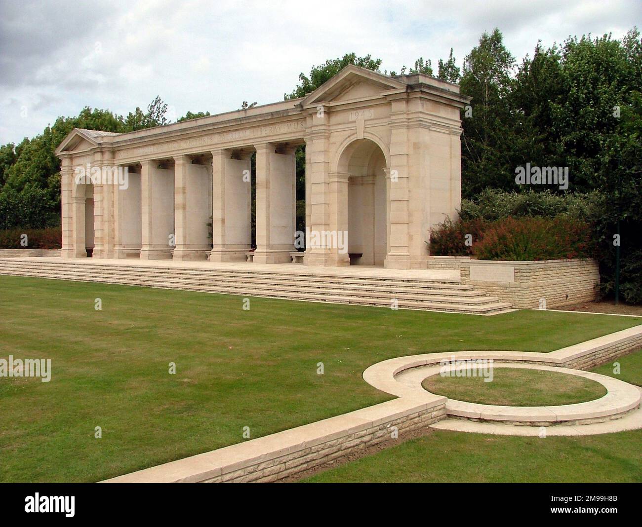 Das ist direkt gegenüber vom British war Cemetery. Es wurde von Philip Hepworth entworfen und trägt die Namen von !,805 Soldaten und Frauen des Commonwealth, die in der Schlacht um die Normandie gefallen sind. Die Inschrift sagt: "Wir, die von William erobert wurden, haben sein Vaterland befreit." Stockfoto