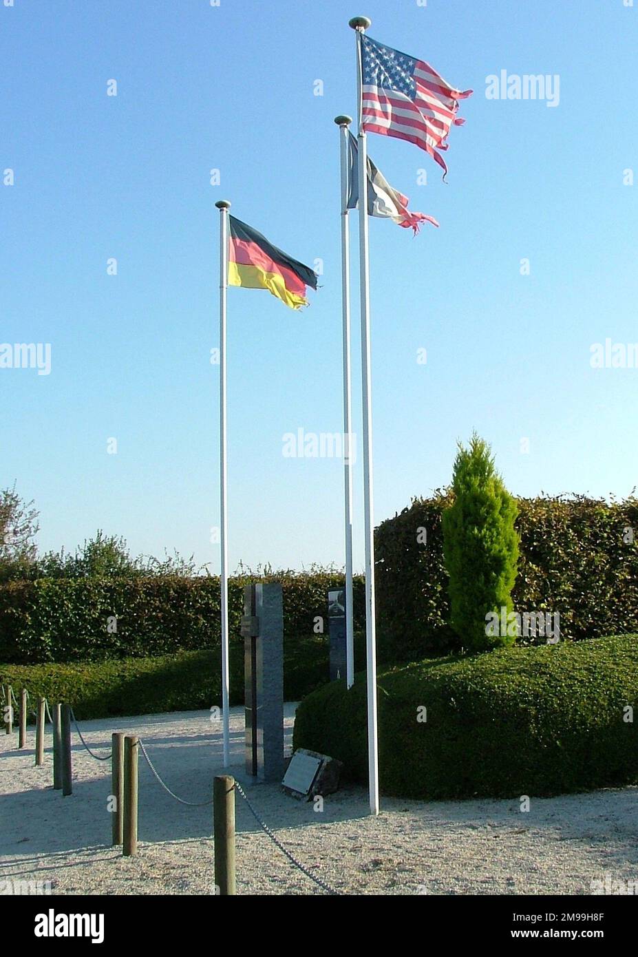 Schließlich hielt das Lager 40.000 Gefangene, darunter 218 Generäle und 6 Admirale, fest. Es war praktisch eine voll ausgewachsene Stadt mit einem 1.000-Bett-Krankenhaus, einem Kino, elektrischen Lampen, einem Ballsaal und Geschäften. Am Eingang steht ein Schild mit der Aufschrift „Union bringt Freundschaft und Frieden“. Stockfoto