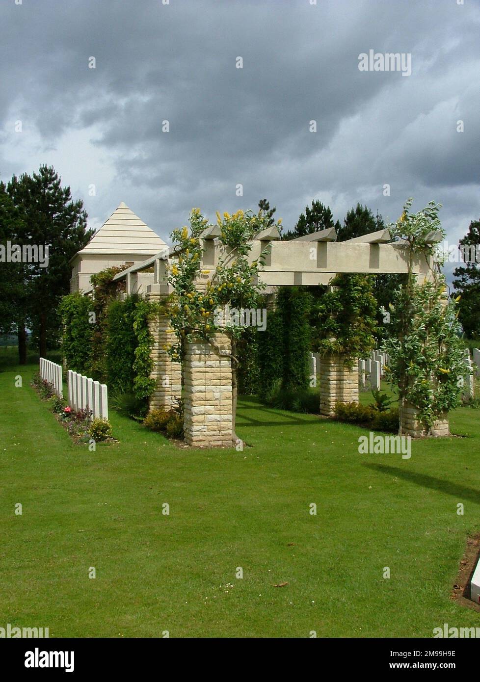 Die ersten Beerdigungen hier wurden nur 2 Tage nach der Landung gemacht. Das 2. Bataillon Dorset Regiment befreite Ryes am späten Nachmittag am D Day, unterstützt vom 1. Bataillon Royal Hampshire Regiment. Der Friedhof beherbergt 652 Commonwealth-Grabstätten, 1 Pole und 325 Deutsche. Stockfoto