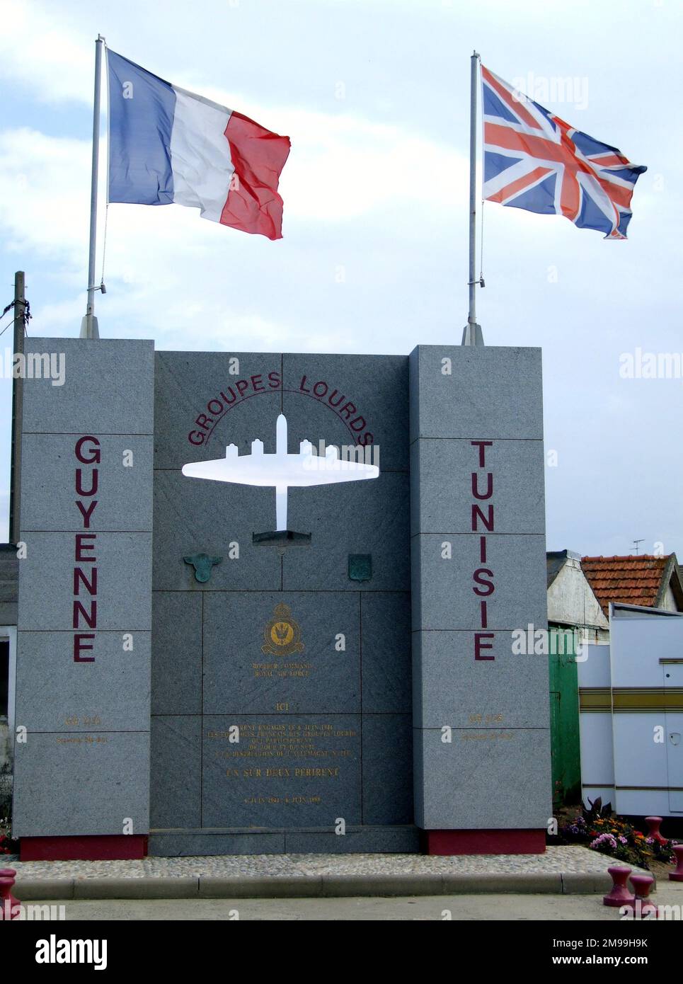 Im Jahr 1944 gehörten zwei französische Bombergeschwader, Groupe Guyenne und Groupe Tunisie, zur Gruppe Nr. 4 der RAF und erhielten die Nummern 346 und 347. In der Nacht vom 5. Juni 1944 überfielen sie Waffenpositionen in der Nähe von Grandcamp Maisy, wo das 1988 errichtete Denkmal ist. Stockfoto