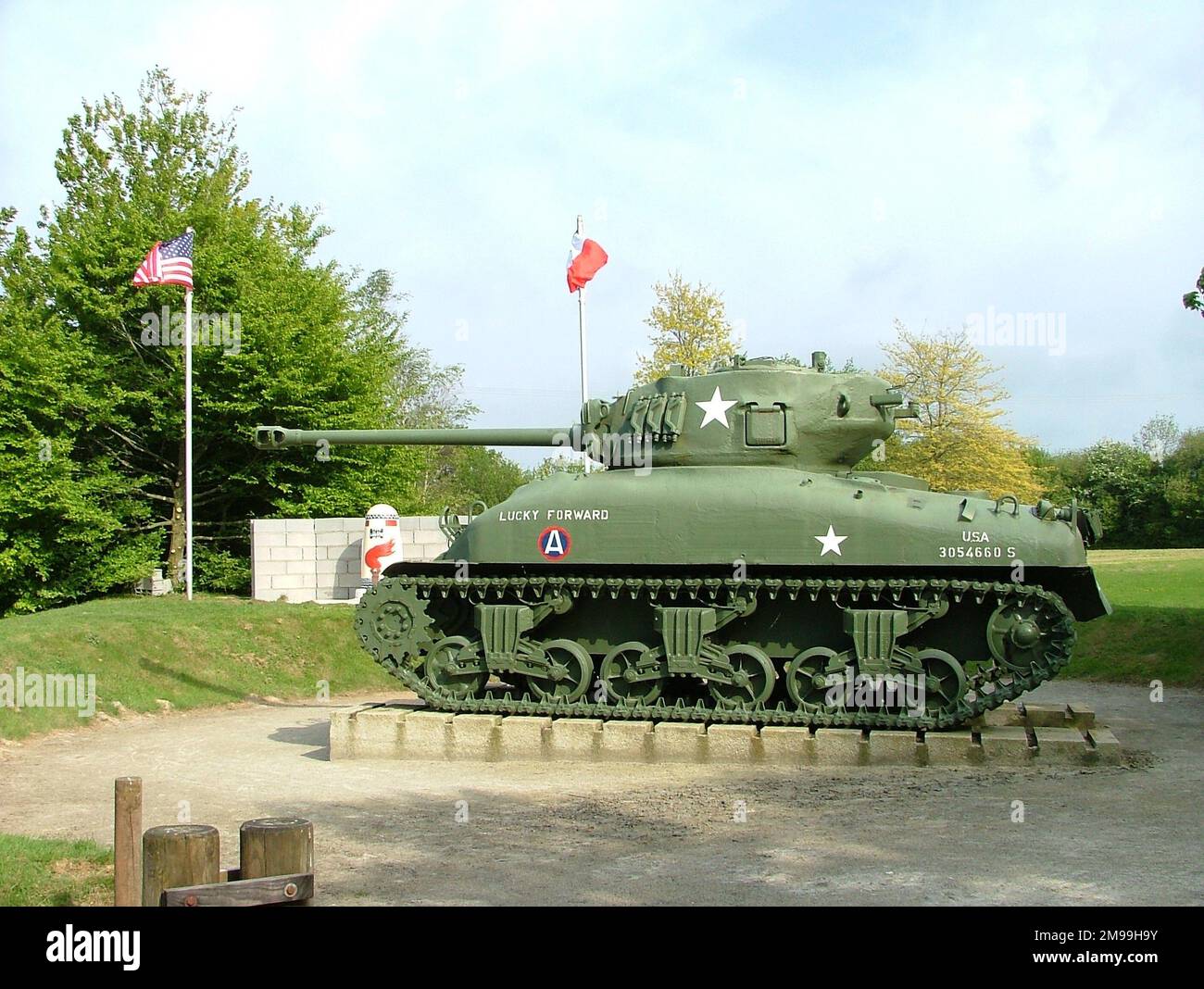 Patton hatte seine Kommandozentrale vom 6. Juli bis 2. August 1944 hier. Die Gedenkstätte wurde ursprünglich vom Staat Connecticut und dem Gründer der Association du General Patton, Jean Baptiste Tyson, errichtet. Der Panzer "Lucky Forward" wurde vom Saumur Panzerwagen Museum erworben. Stockfoto