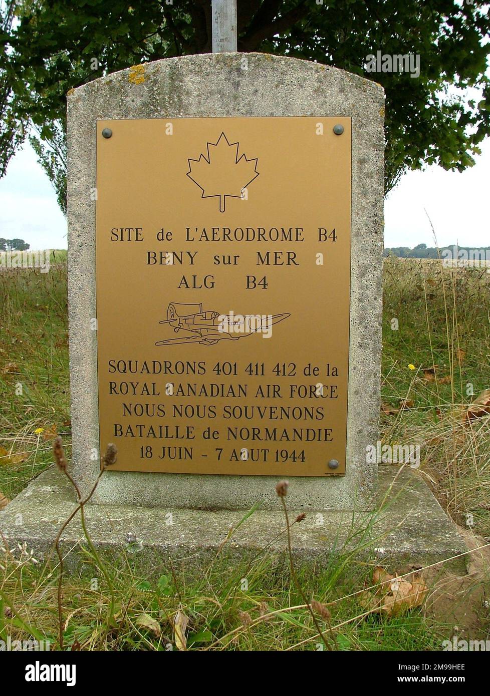 Das wurde von 401, 411 und 412 Geschwadern der Royal Canadian Air Force benutzt, die Spitfire als Teil des 126. Flügels flogen. Das erste Flugzeug, das den Landeplatz nutzte, war eine beschädigte Spitfire, die am 12. Juni abstürzte. Stockfoto