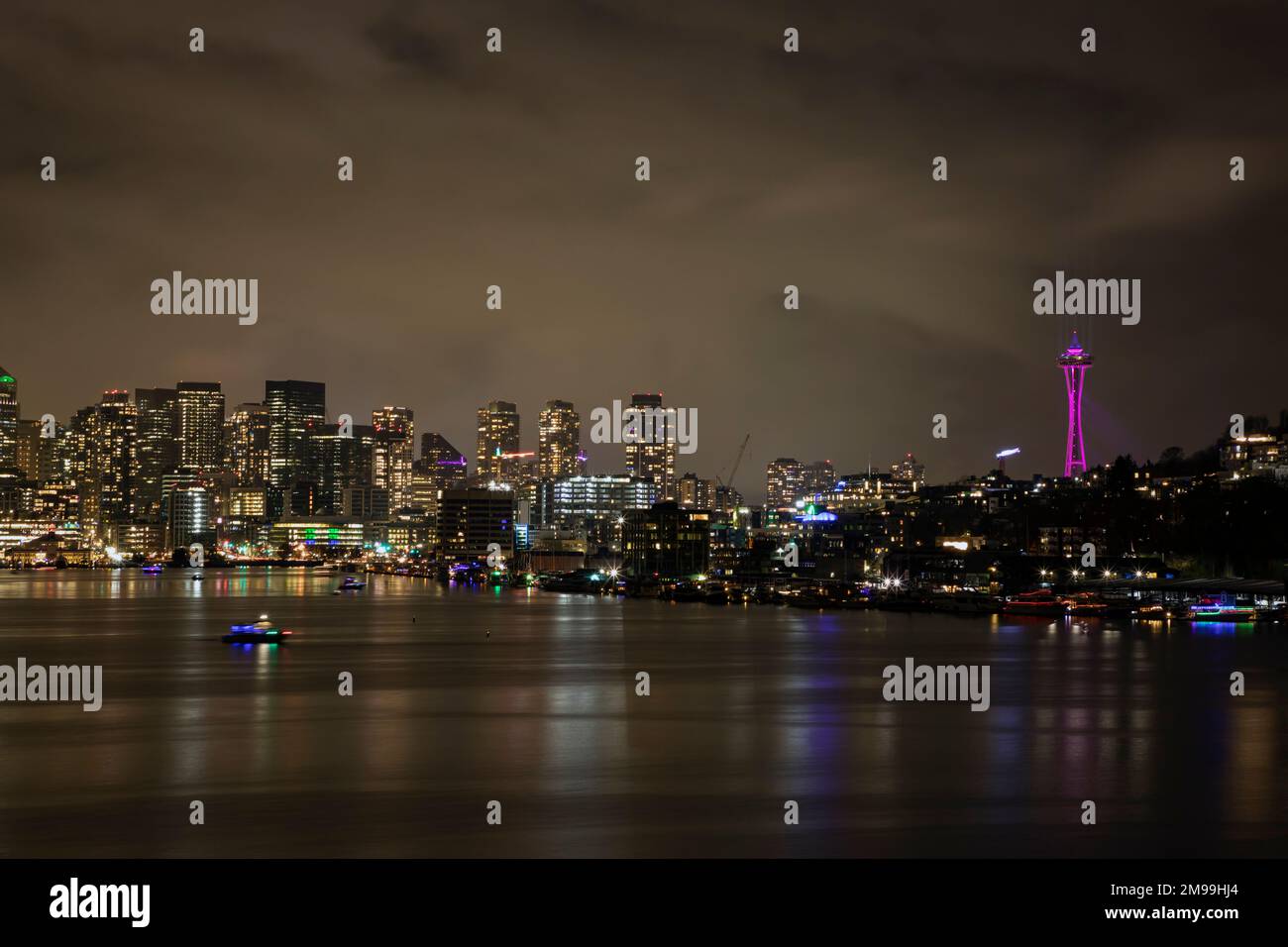 WA22913-00...WASHINGTON - Nachtblick auf Seattle und die berühmte Space Needle vom Gas Works Park am Ufer des Lake Union. Stockfoto