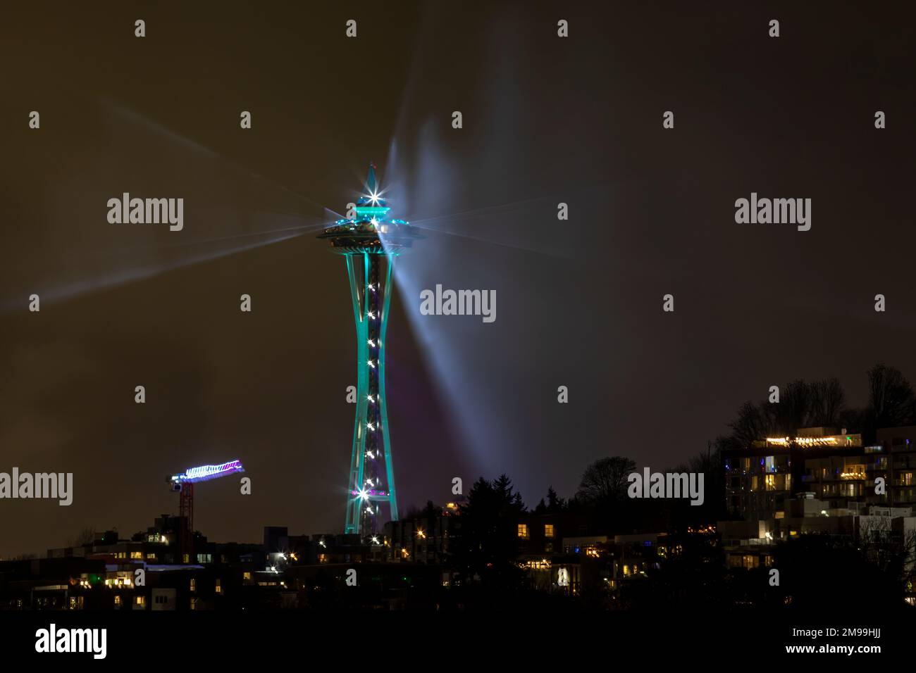 WA22914-00...WASHINGTON - die Seattle Space Needle leuchtet in Vorbereitung auf die Silvesterfeier des Feuerwerks um 12:00 UHR 2023. Stockfoto