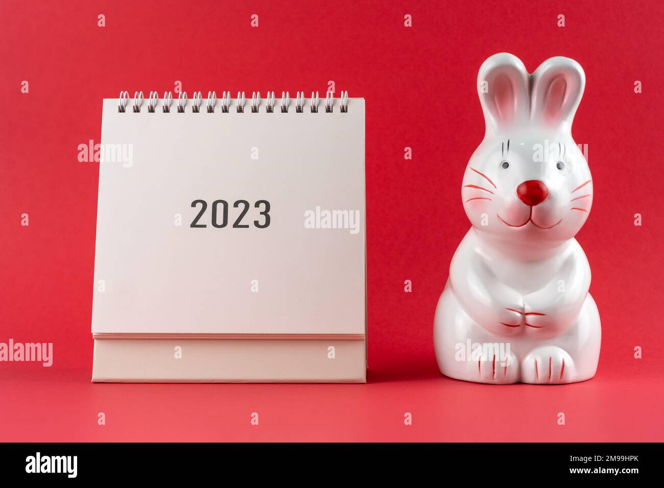 2023 Desk Calendar Year of Rabbit auf rotem Hintergrund Stockfoto
