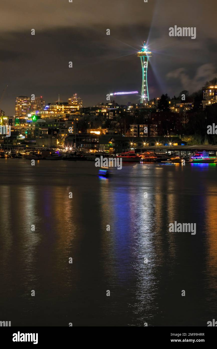 WA22920-00...WASHINGTON - farbenfrohe Lichter, die sich an Silvester unter Seattles Space Needle im Lake Union spiegeln. Stockfoto