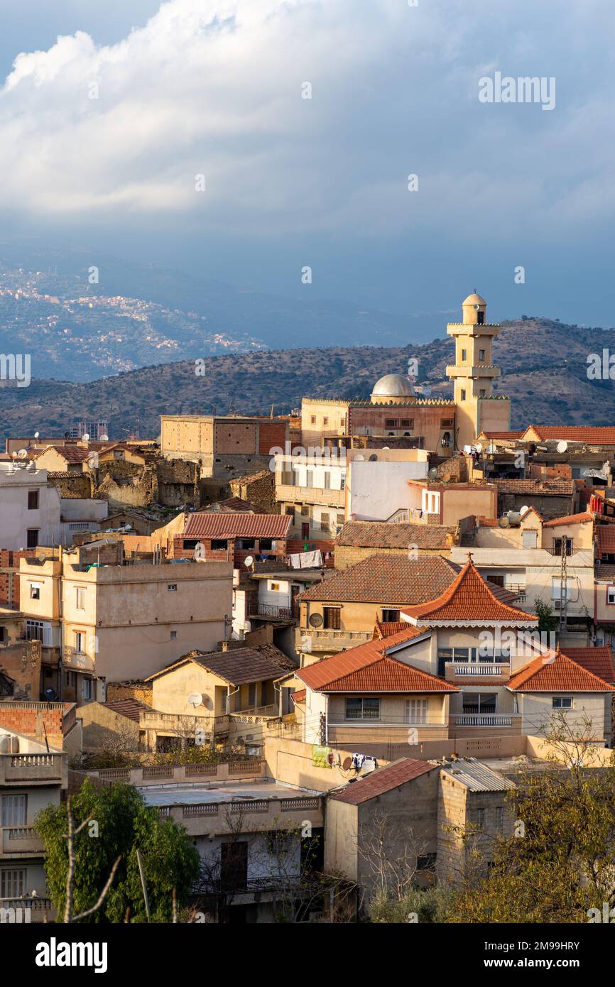 Blick von oben auf ein kleines Dorf in Béjaia. Historische Architektur. Stockfoto Blick von oben auf ein kleines Dorf in Béjaia. Historische Architektur. Stockfoto