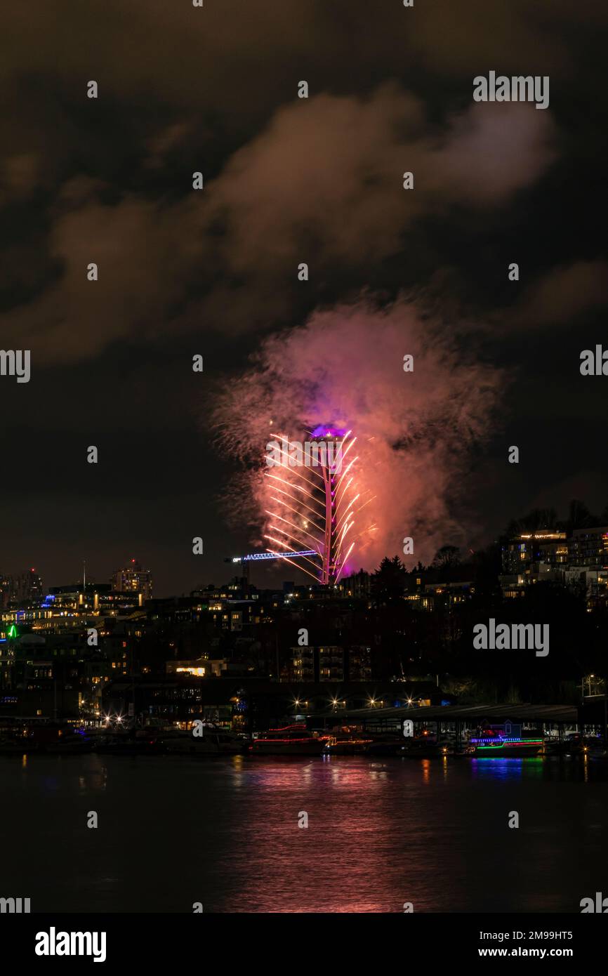 WA22921-00...WASHINGTON - Feuerwerk zur Feier des Neujahrsbeginns in Seattle an der Space Needle. Stockfoto