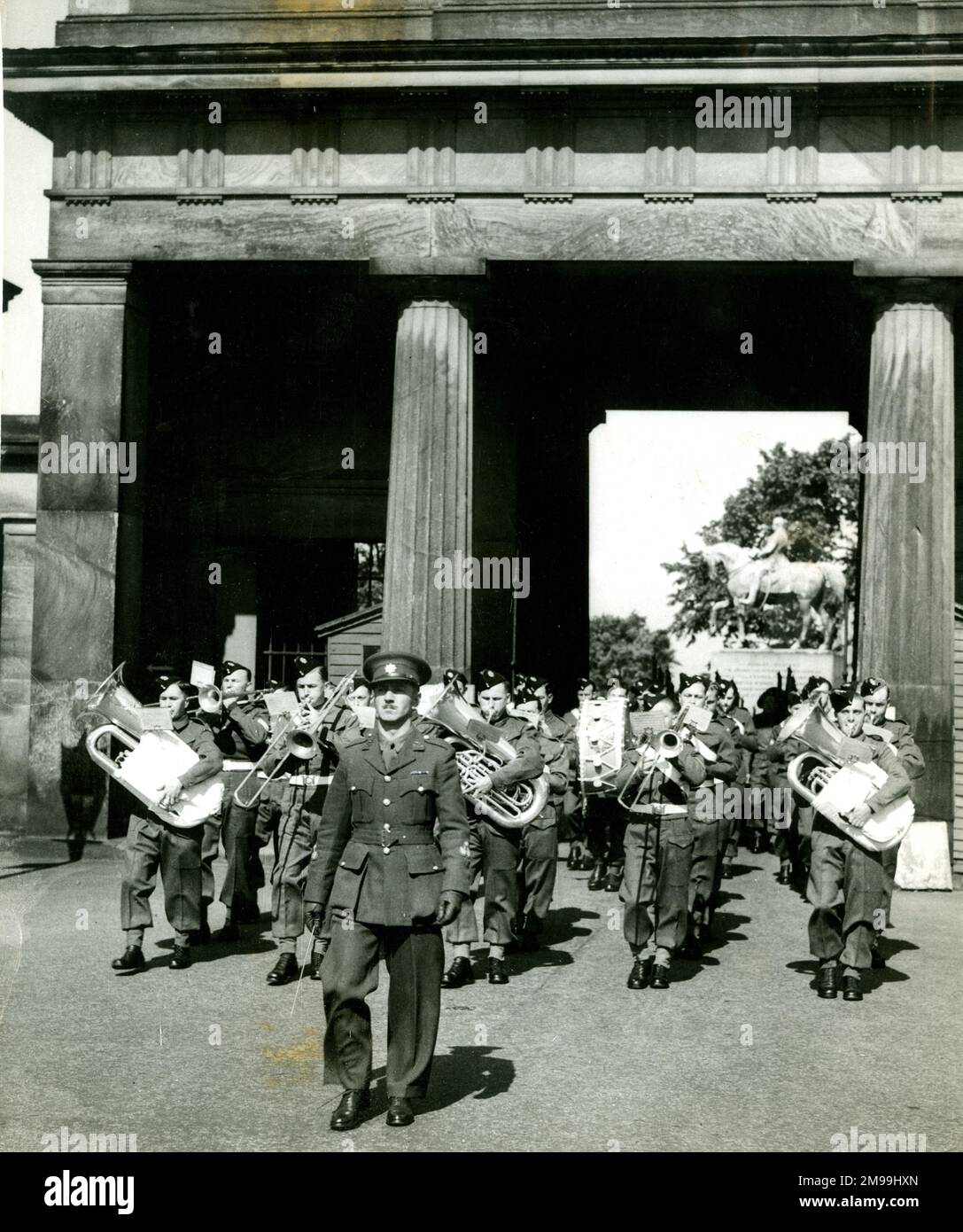 Wiederbelebung eines alten Brauch, Eröffnung von Chester Assizes - eine Band führt am 29. Mai 1946 eine Einheit des Cheshire Regiments auf den Schlossplatz. Stockfoto