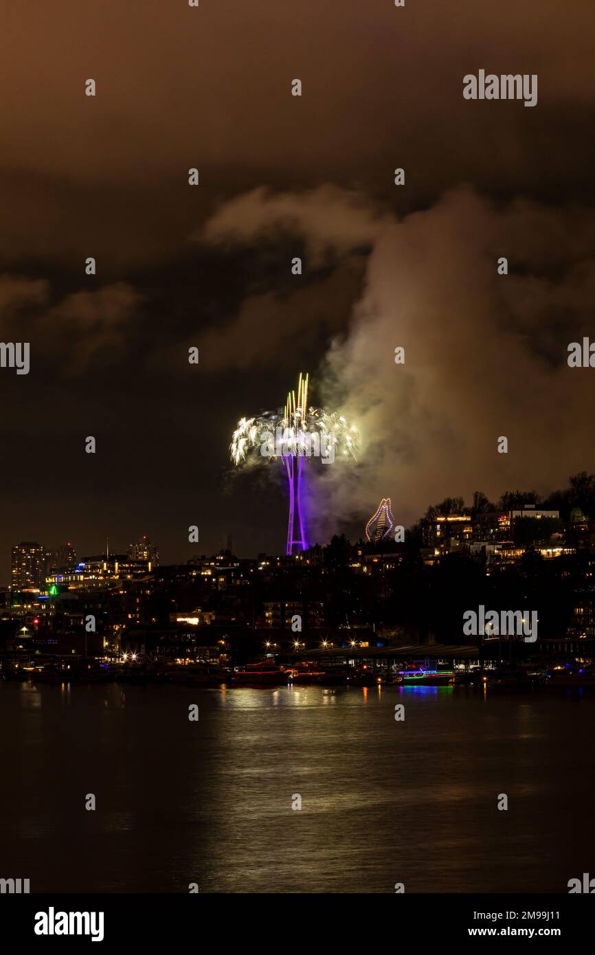 WA22926-00...WASHINGTON - Lasershow zusammen mit Rauchwolken, die beim Feuerwerk anlässlich des Neujahrs in Seattles Space Needle entstehen. Stockfoto