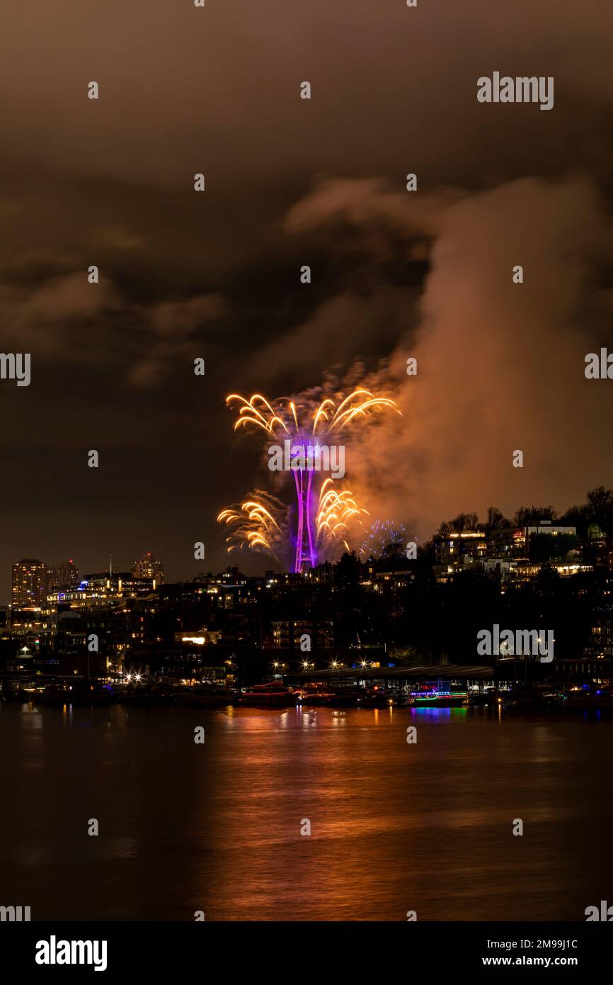 WA22927-00...WASHINGTON - Lasershow zusammen mit Rauchwolken, die beim Feuerwerk anlässlich des Neujahrs in Seattles Space Needle entstehen. Stockfoto