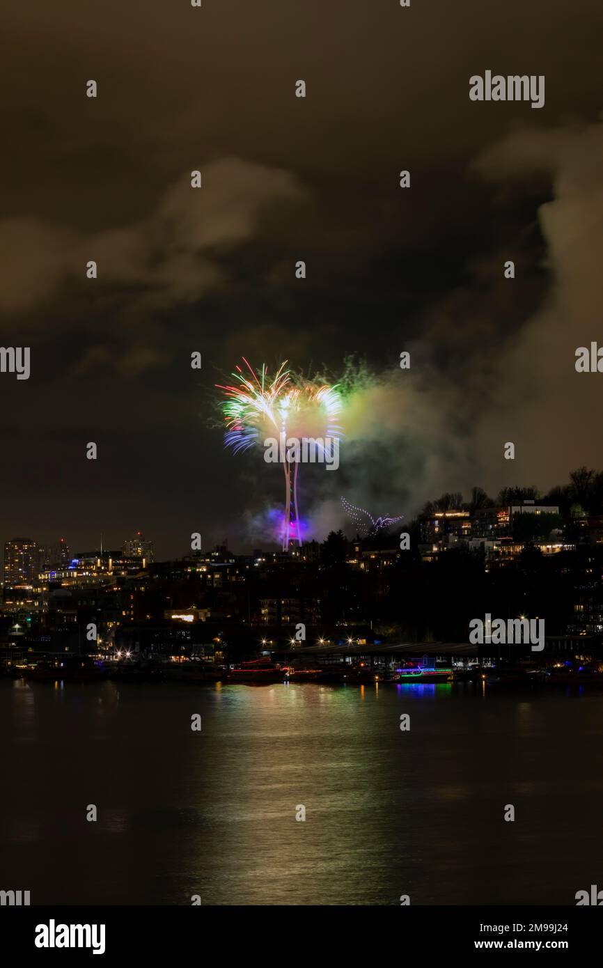 WA22928-00...WASHINGTON - Lasershow zusammen mit Rauchwolken, die beim Feuerwerk anlässlich des Neujahrs in Seattles Space Needle entstehen. Stockfoto