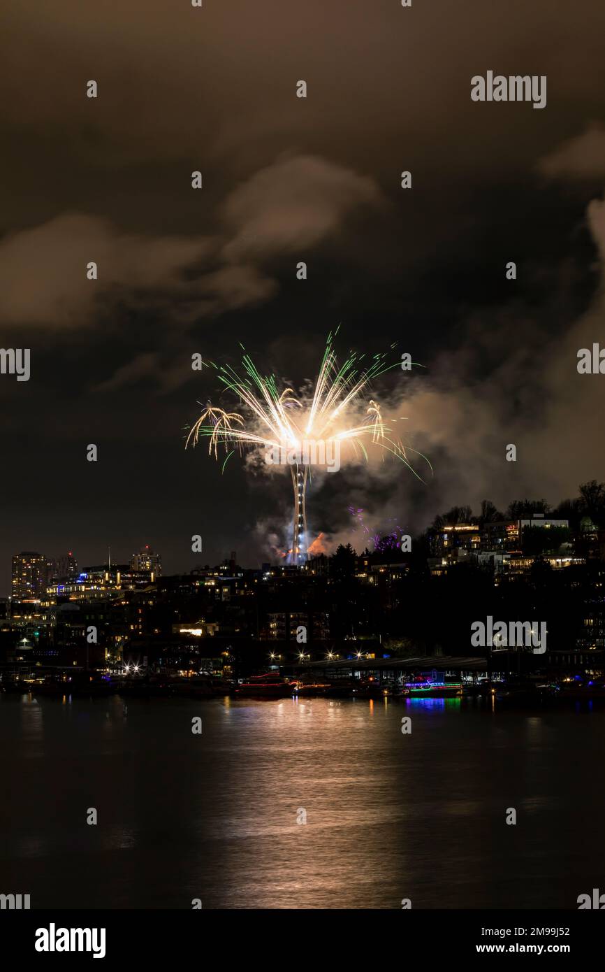 WA22929-00...WASHINGTON - Lasershow zusammen mit Rauchwolken, die während des Feuerwerks entstehen, um das neue Jahr in Seattles Space Needle zu feiern. Stockfoto