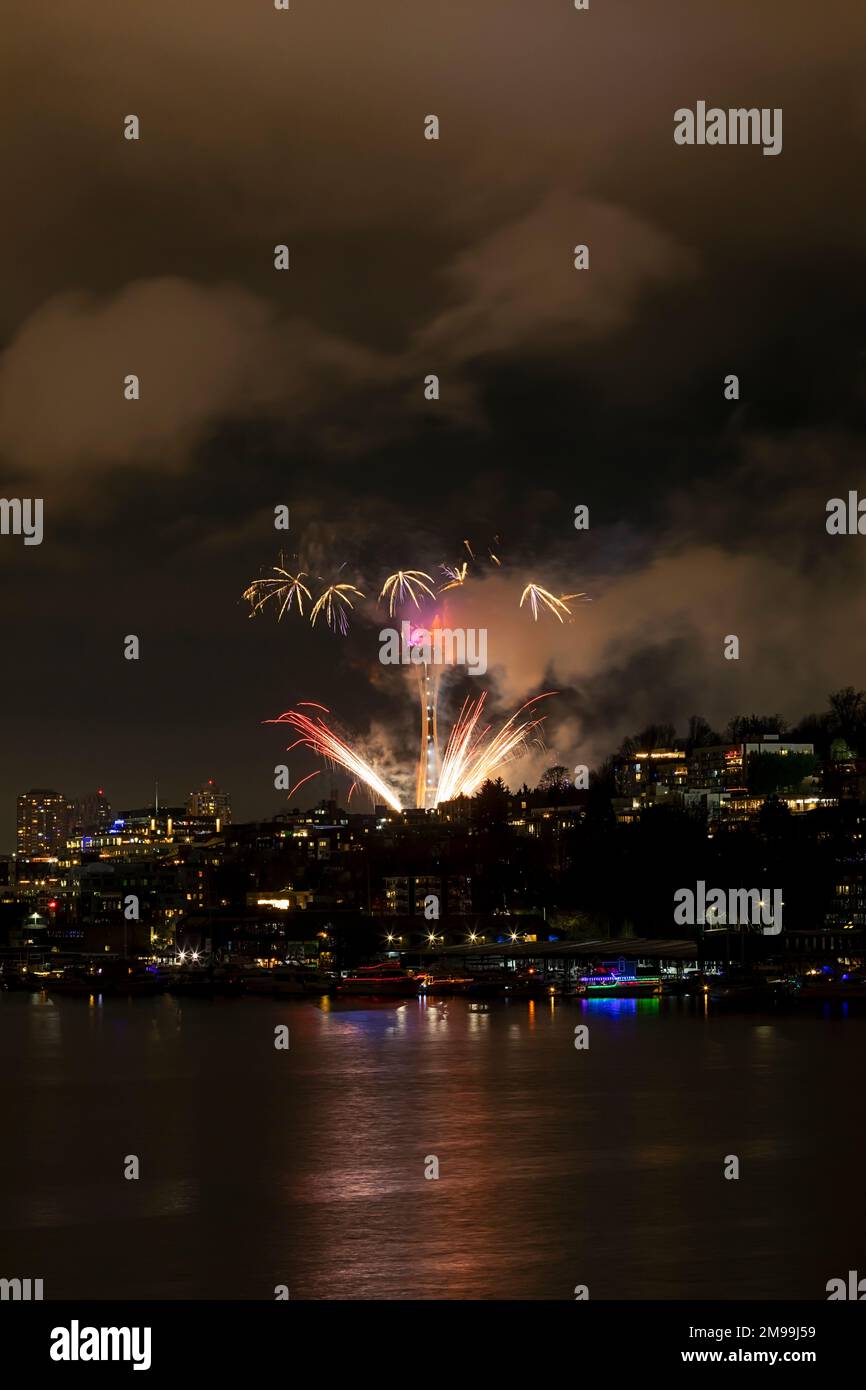 WA22930-00...WASHINGTON - Lasershow zusammen mit Rauchwolken, die während des Feuerwerks entstehen, um das neue Jahr in Seattles Space Needle zu feiern. Stockfoto