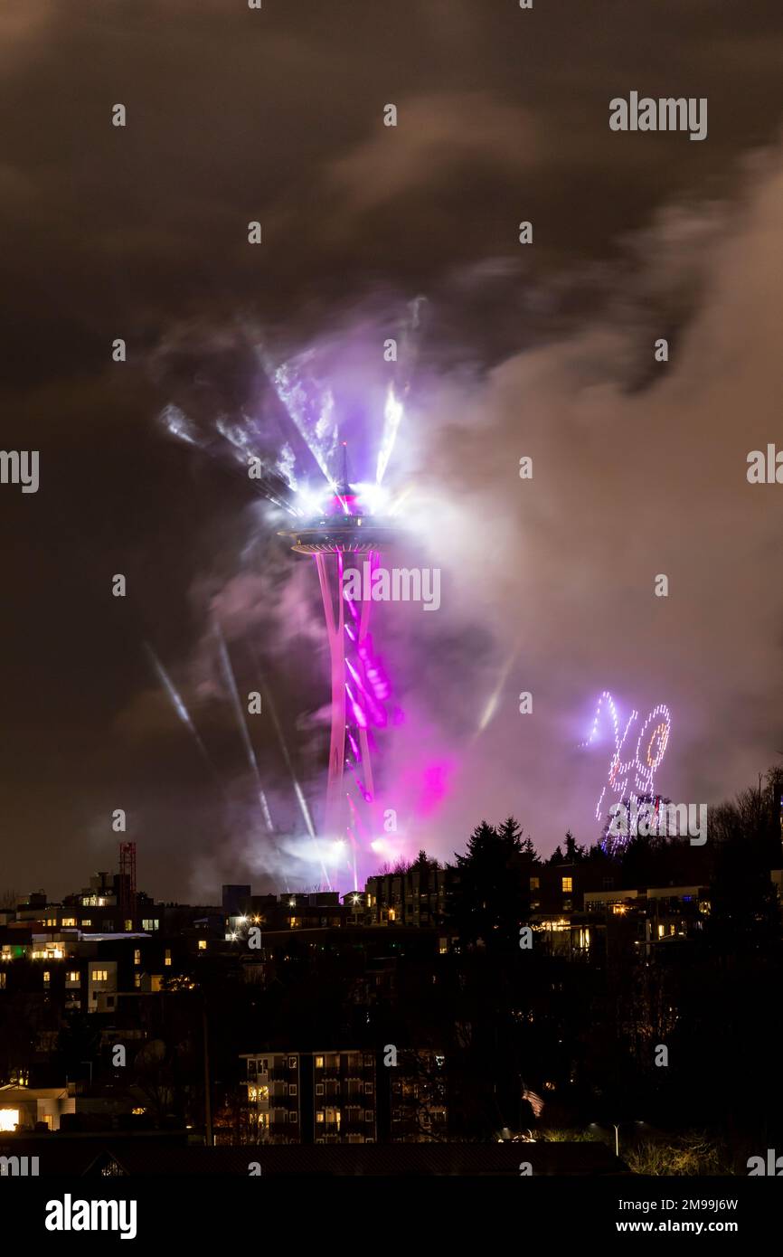 WA22933-00...WASHINGTON - Lasershow zusammen mit Rauchwolken, die während des Feuerwerks entstehen, um das neue Jahr in Seattles Space Needle zu feiern. Stockfoto