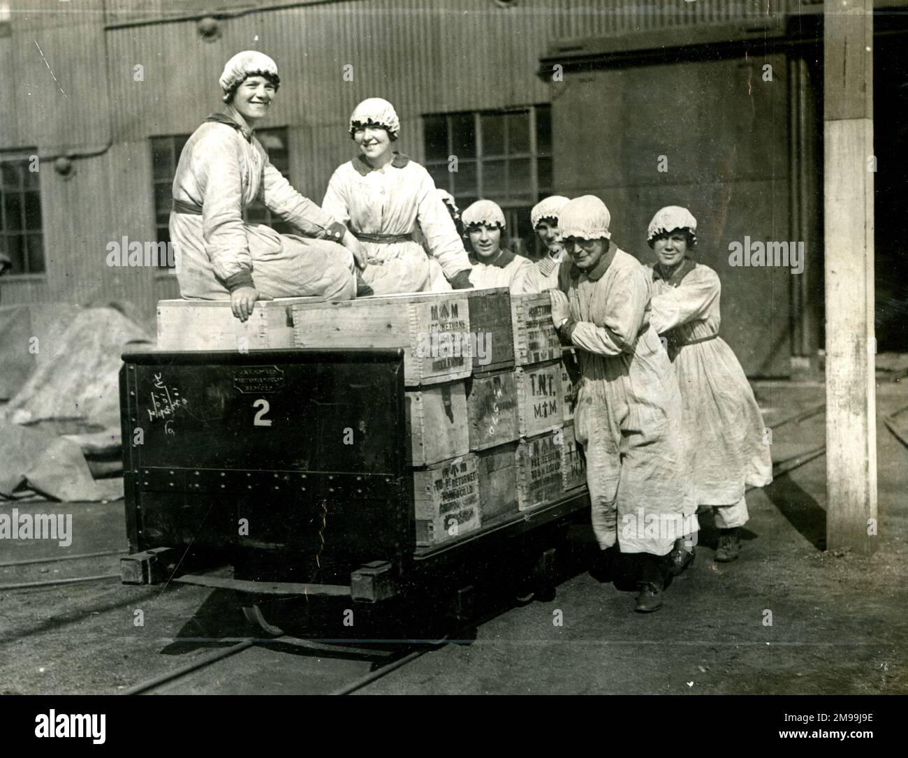 Frauen, die auf Kisten TNT reiten, verpackt für den Versand an eine Muschelfabrik, erster Weltkrieg. Stockfoto