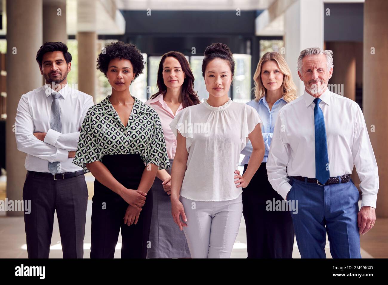 Portrait Des Multi-Cultural Business Teams Im Modernen Bürogebäude Stockfoto