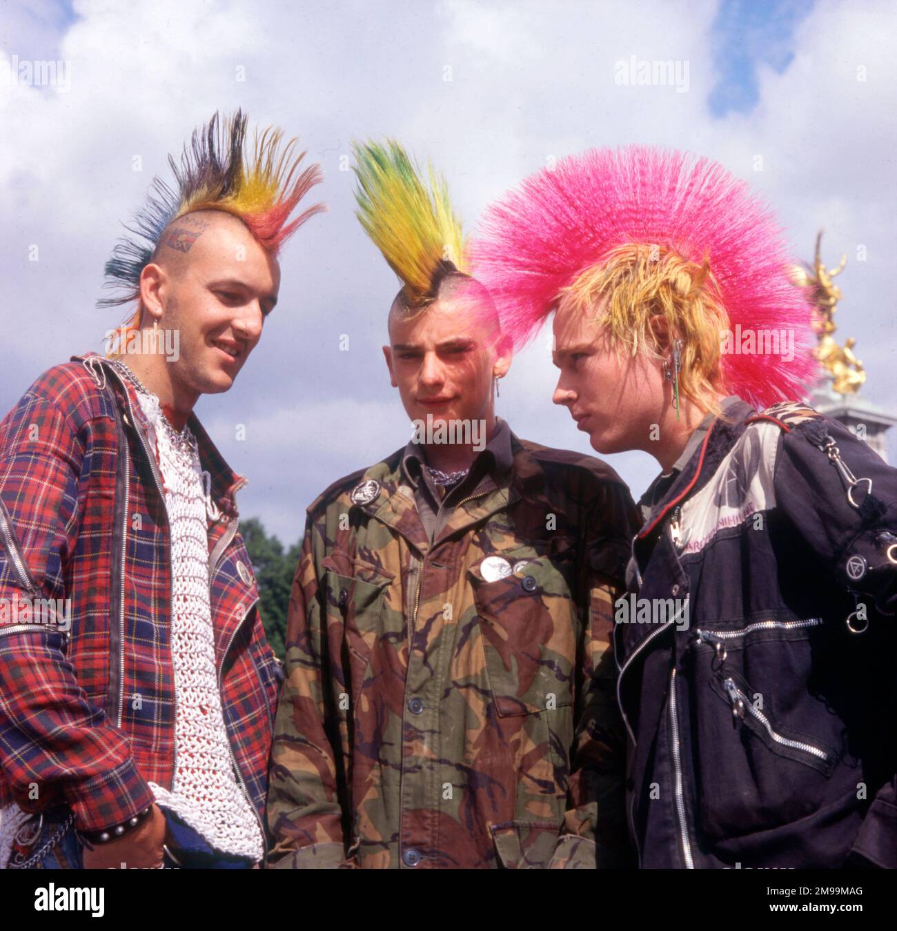 London - drei Punks mit gefärbten mohikanischen Haarschnitten. Stockfoto