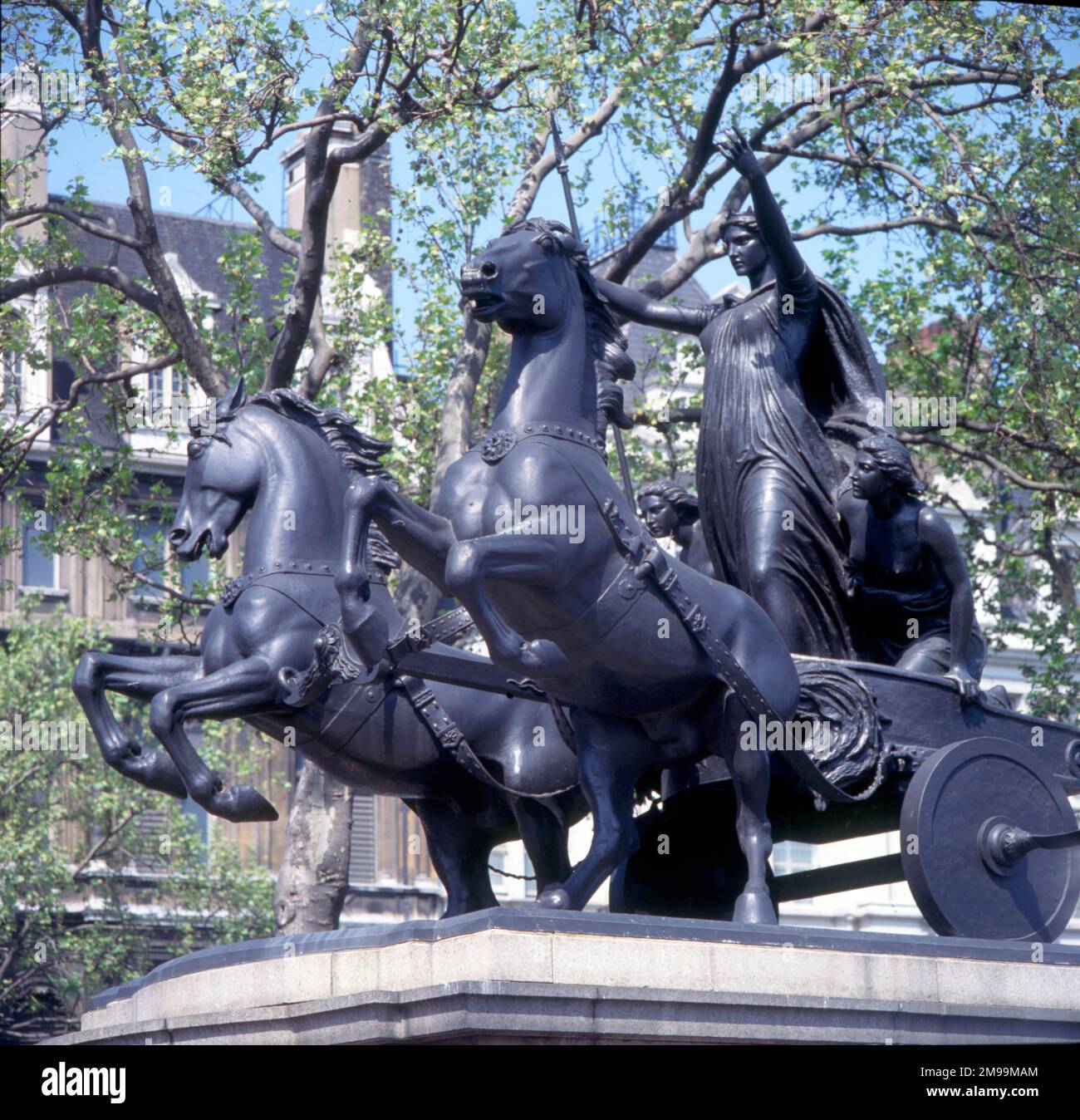 London - Statue von Boudica („Boadicea und ihre Töchter“) von Thomas Thornycroft, Westminster am Nordufer der Themse, am Ende der Westminster Bridge und gegenüber dem Palast von Westminster (Parlamentsgebäude). Stockfoto