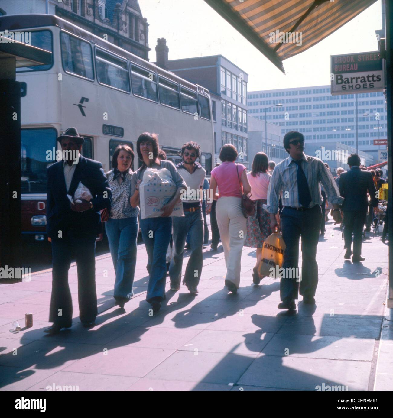 Einkäufer in Broad Street, Reading, Berkshire. Stockfoto