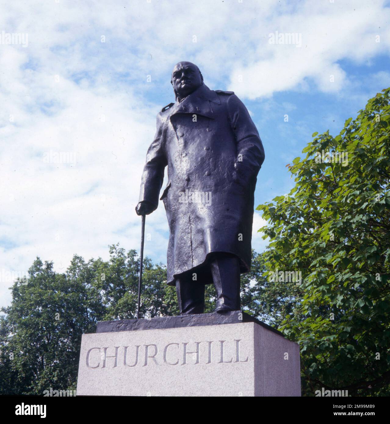 Statue von Winston Churchill, geschaffen von Ivor Roberts-Jones, Parliament Square, Westminster, London. Stockfoto