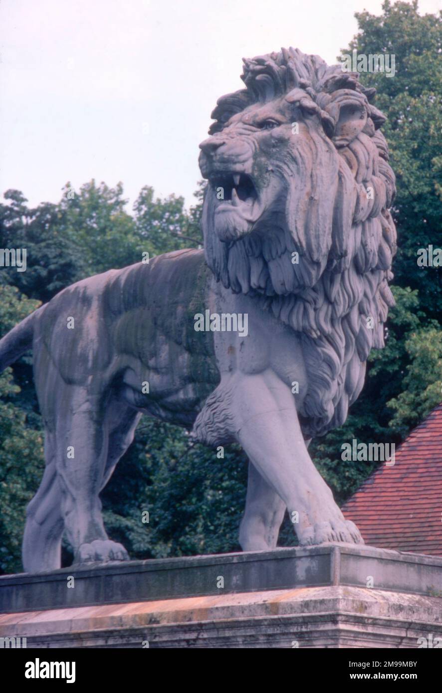 Der Löwe Der Maiwand - Forbury Gardens, Reading, Berkshire. Die Statue wurde nach der Schlacht von Maiwand benannt und wurde 1884 errichtet, um dem Tod von 329 Männern aus dem 66. (Berkshire) Regiment of Foot während des Wahlkampfs im Zweiten angloafghanischen Krieg in Afghanistan zwischen 1878 und 1880 zu gedenken. Es ist manchmal bekannt als Forbury Lion. Stockfoto