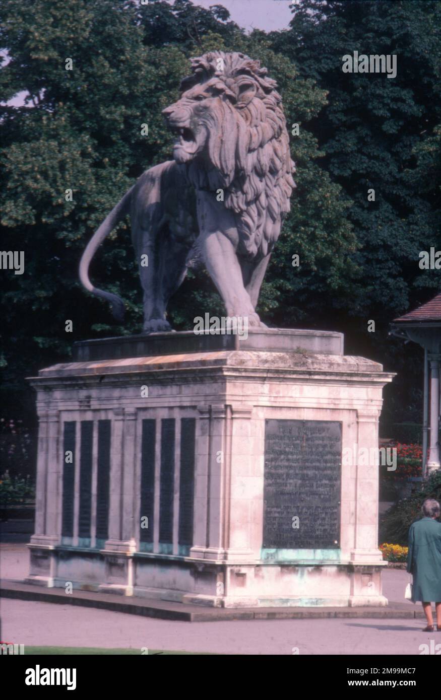 Der Löwe Der Maiwand - Forbury Gardens, Reading, Berkshire. Die Statue wurde nach der Schlacht von Maiwand benannt und wurde 1884 errichtet, um dem Tod von 329 Männern aus dem 66. (Berkshire) Regiment of Foot während des Wahlkampfs im Zweiten angloafghanischen Krieg in Afghanistan zwischen 1878 und 1880 zu gedenken. Es ist manchmal bekannt als Forbury Lion. Stockfoto