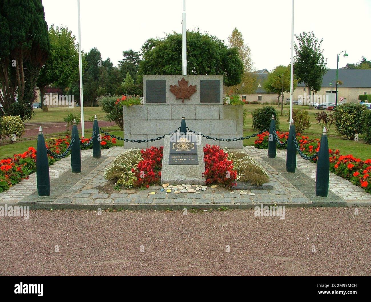 Die Reginas landeten am D-Day gegenüber einer der am stärksten verteidigten deutschen Stellungen am Juno Beach. Mit den DD-Panzern der 1. Hussars kamen die Kanadier an Land und die 3. Divison machte den D-Day-Vormarsch aller alliierten Truppen. Die Plaketten sind auf Französisch und Englisch und die Botschaft lautet: "Bretteville wird nicht vergessen". Stockfoto