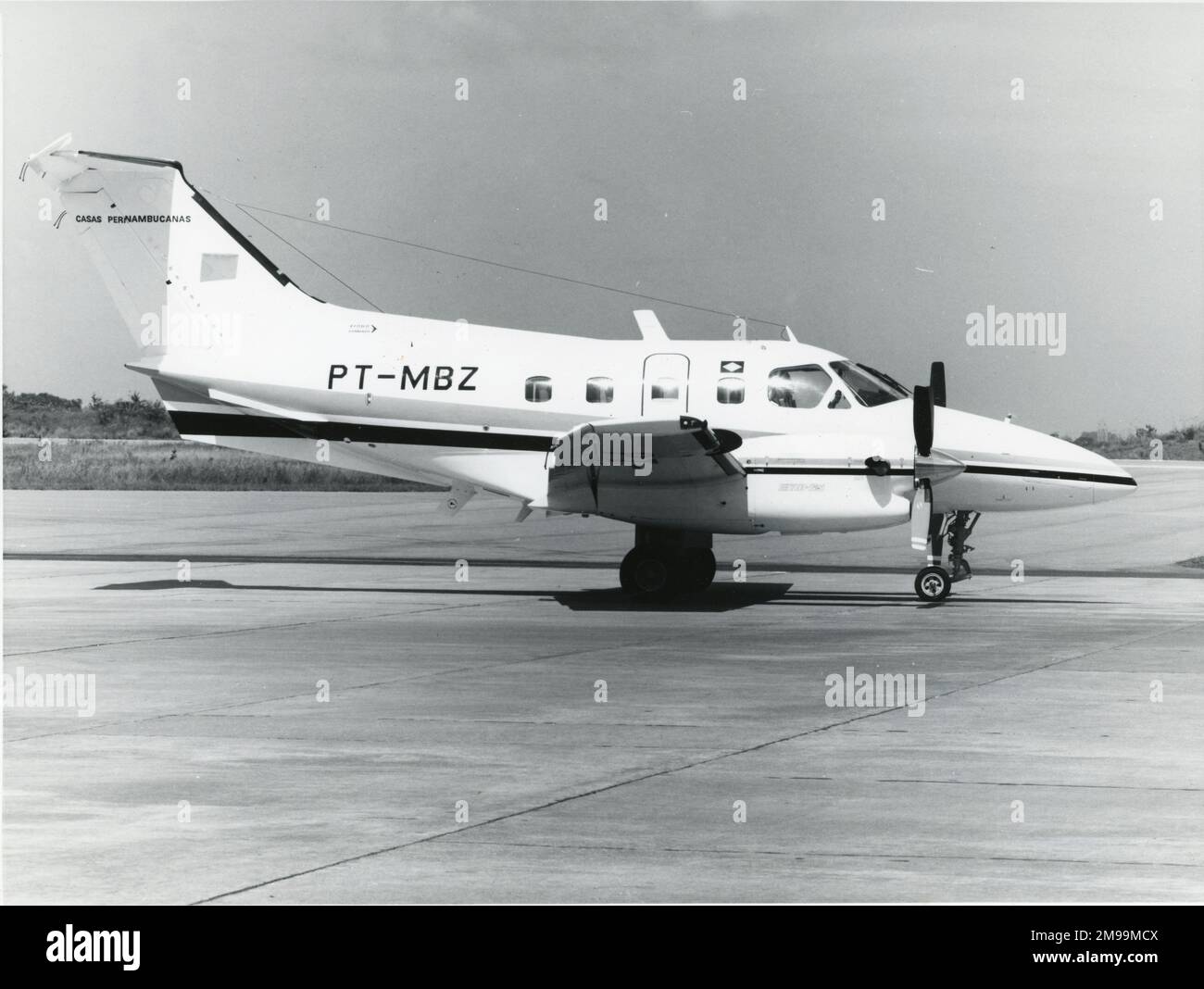 Embraer EMB-121 Xingu (PT-MBZ), seitlich, Nase rechts. Embraer S.A. ist ein brasilianischer Luft- und Raumfahrtkonzern, der kommerzielle, militärische, Executive- und landwirtschaftliche Flugzeuge herstellt und Luftfahrtdienstleistungen erbringt. Stockfoto